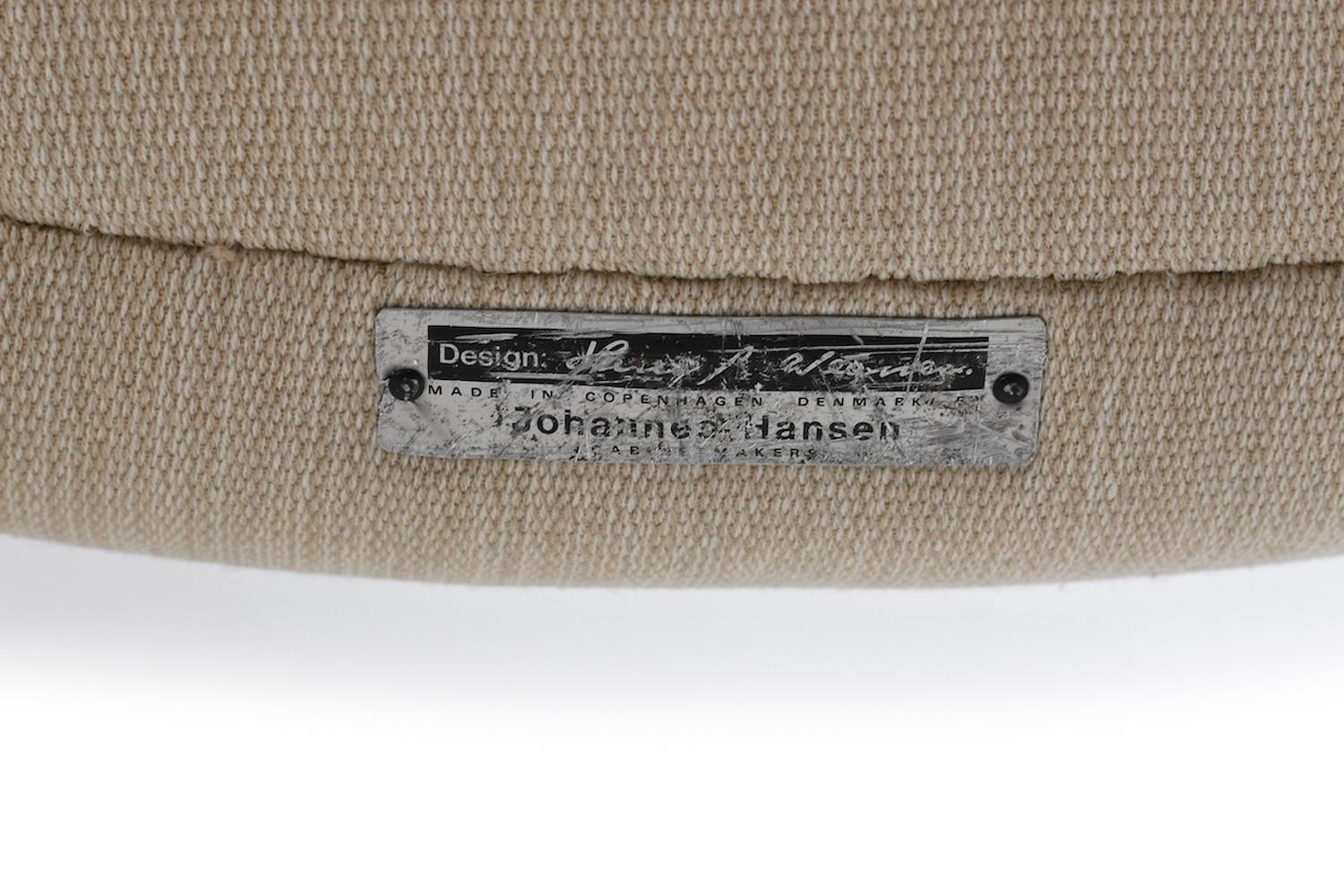 Paar arly Hans Wegner Queen-Stühle von Johannes Hansen, ca. 1960, neu gepolstert, Paar im Angebot 7