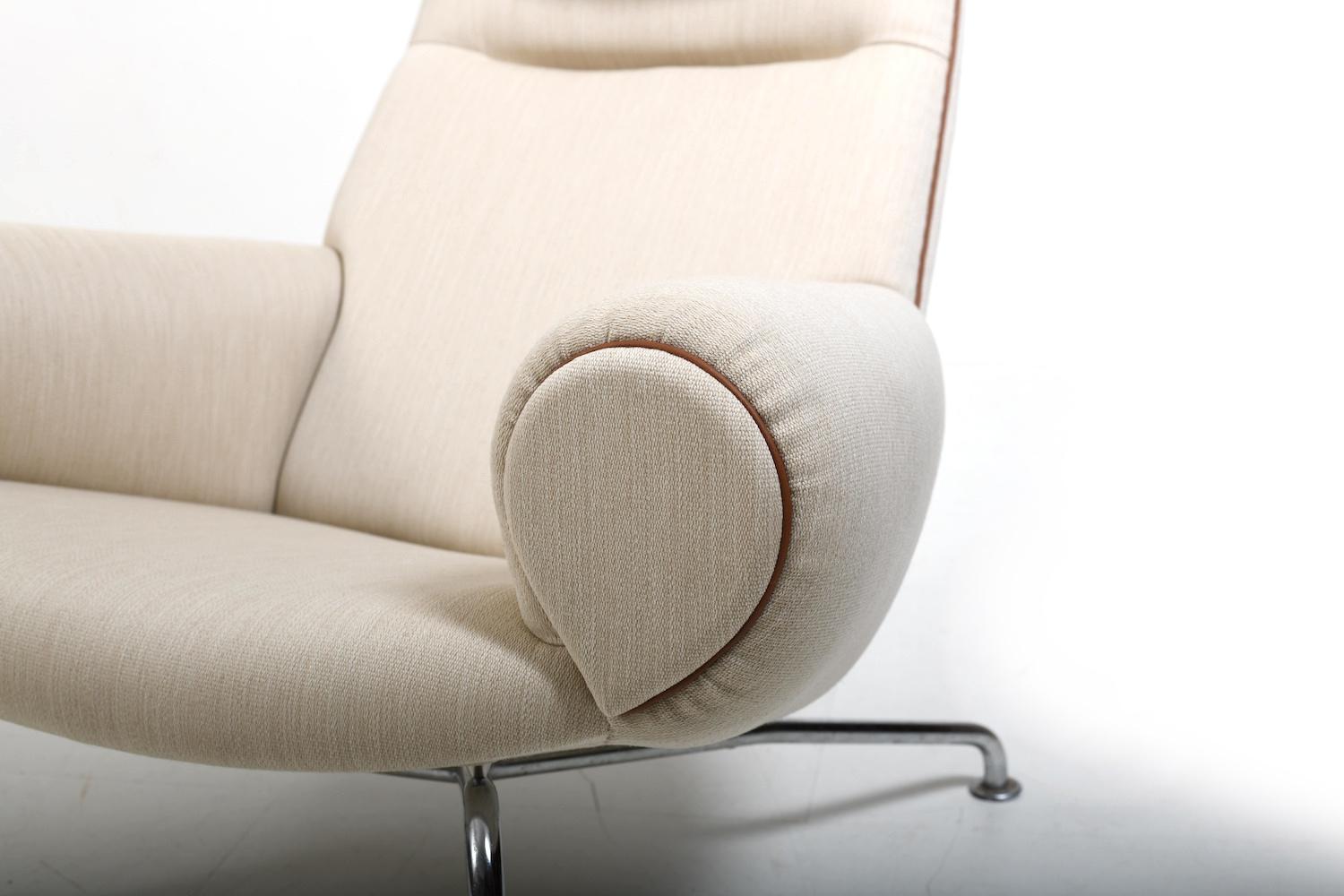 Paar arly Hans Wegner Queen-Stühle von Johannes Hansen, ca. 1960, neu gepolstert, Paar (Skandinavische Moderne) im Angebot