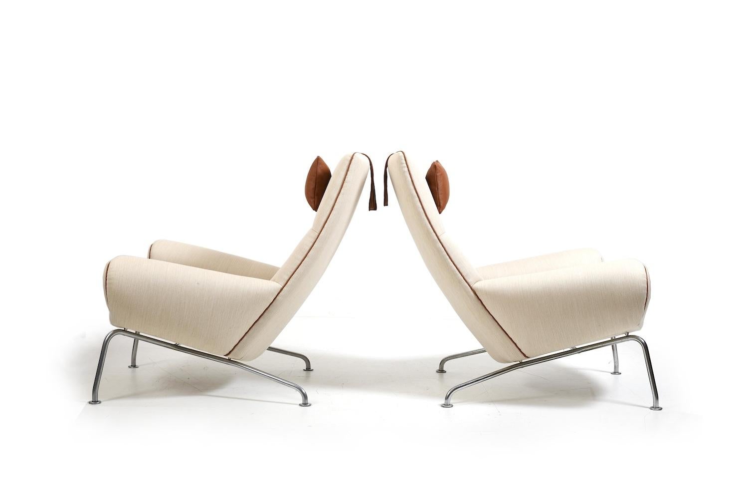 Paar arly Hans Wegner Queen-Stühle von Johannes Hansen, ca. 1960, neu gepolstert, Paar (20. Jahrhundert) im Angebot