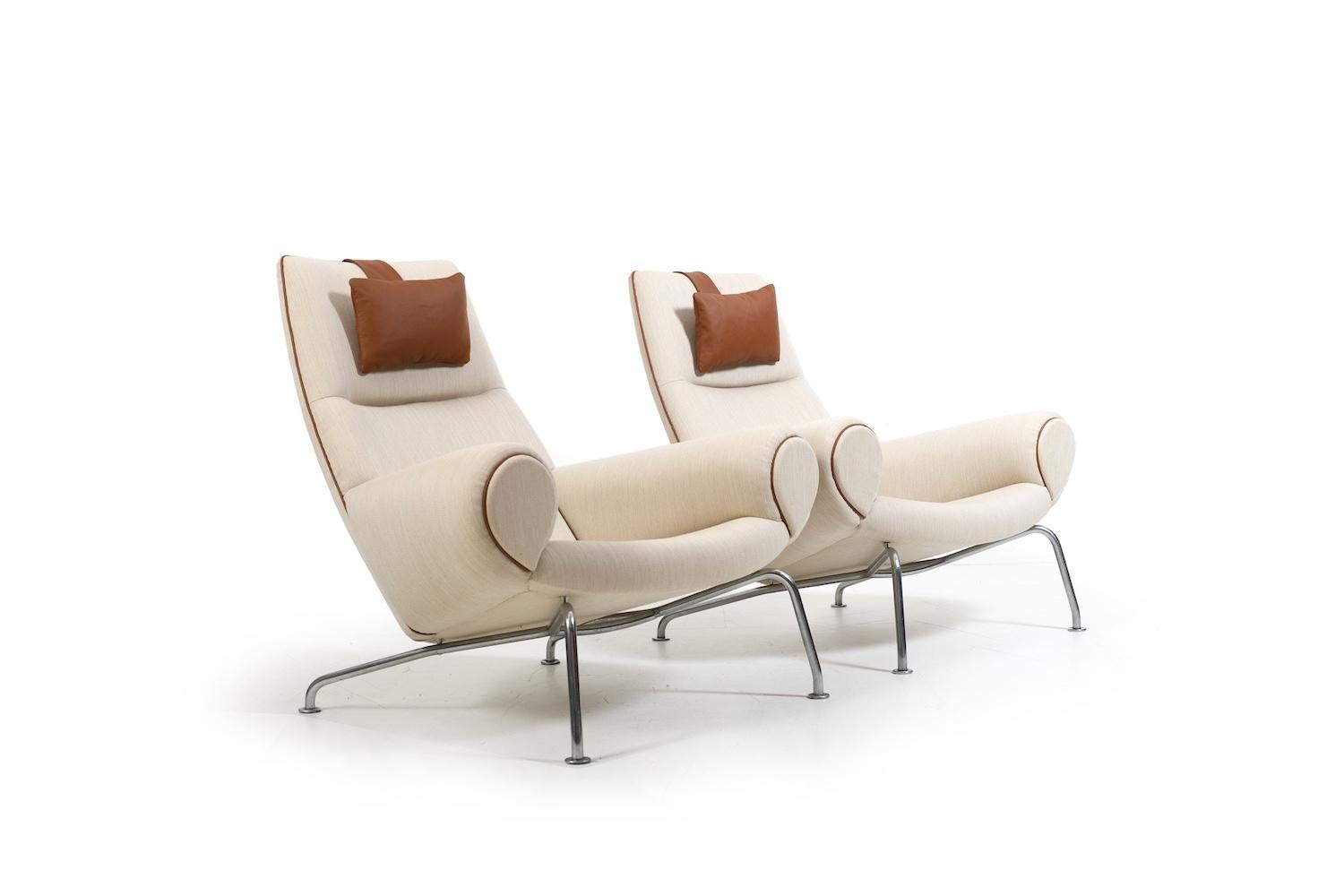 Paar arly Hans Wegner Queen-Stühle von Johannes Hansen, ca. 1960, neu gepolstert, Paar im Angebot 1