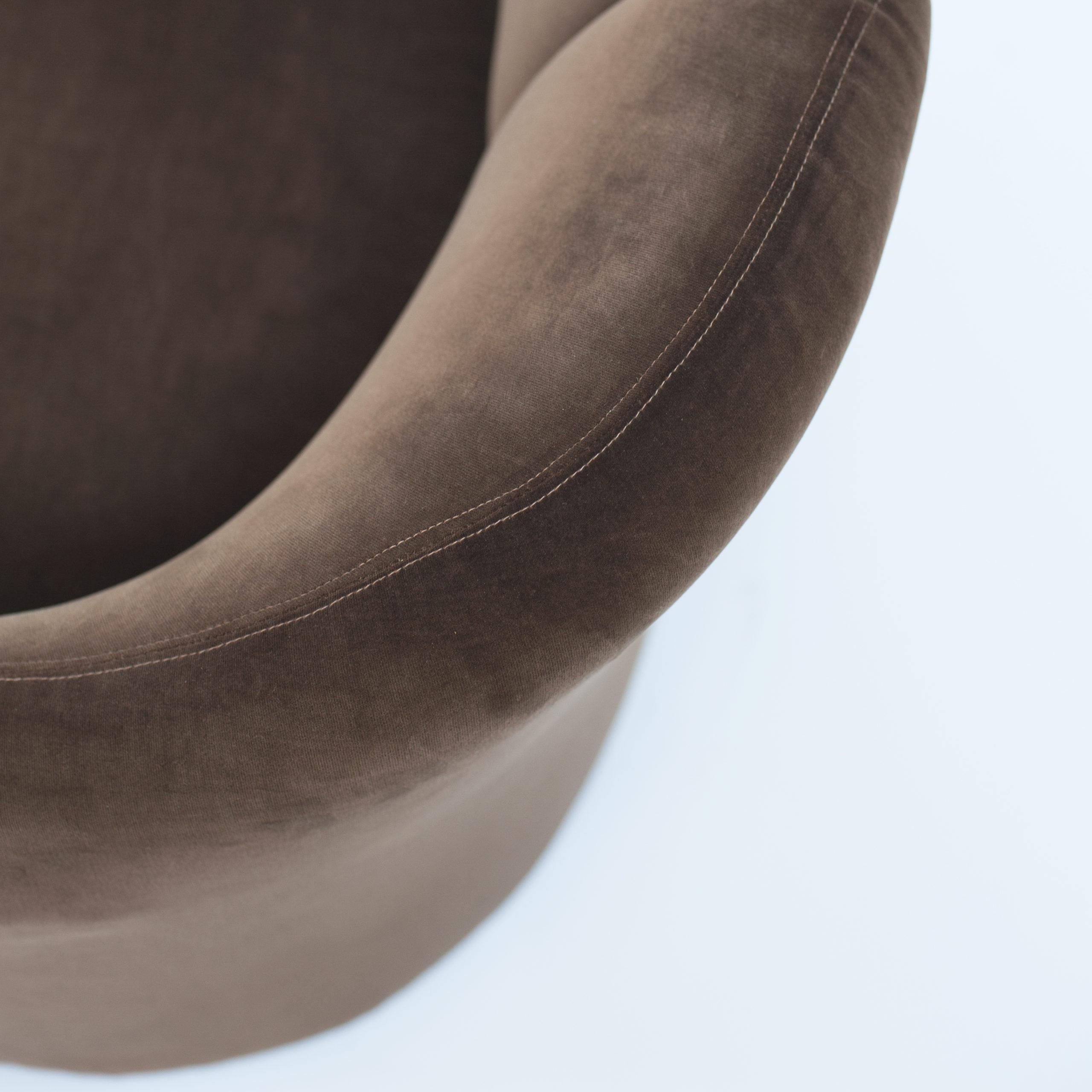 Sillón de terciopelo marrón diseñado por Eugenio Gerli para Tecno, Italia. Estos bonitos sillones de respaldo partido son muy cómodos. Ruedas cromadas exclusivas. Estado original.