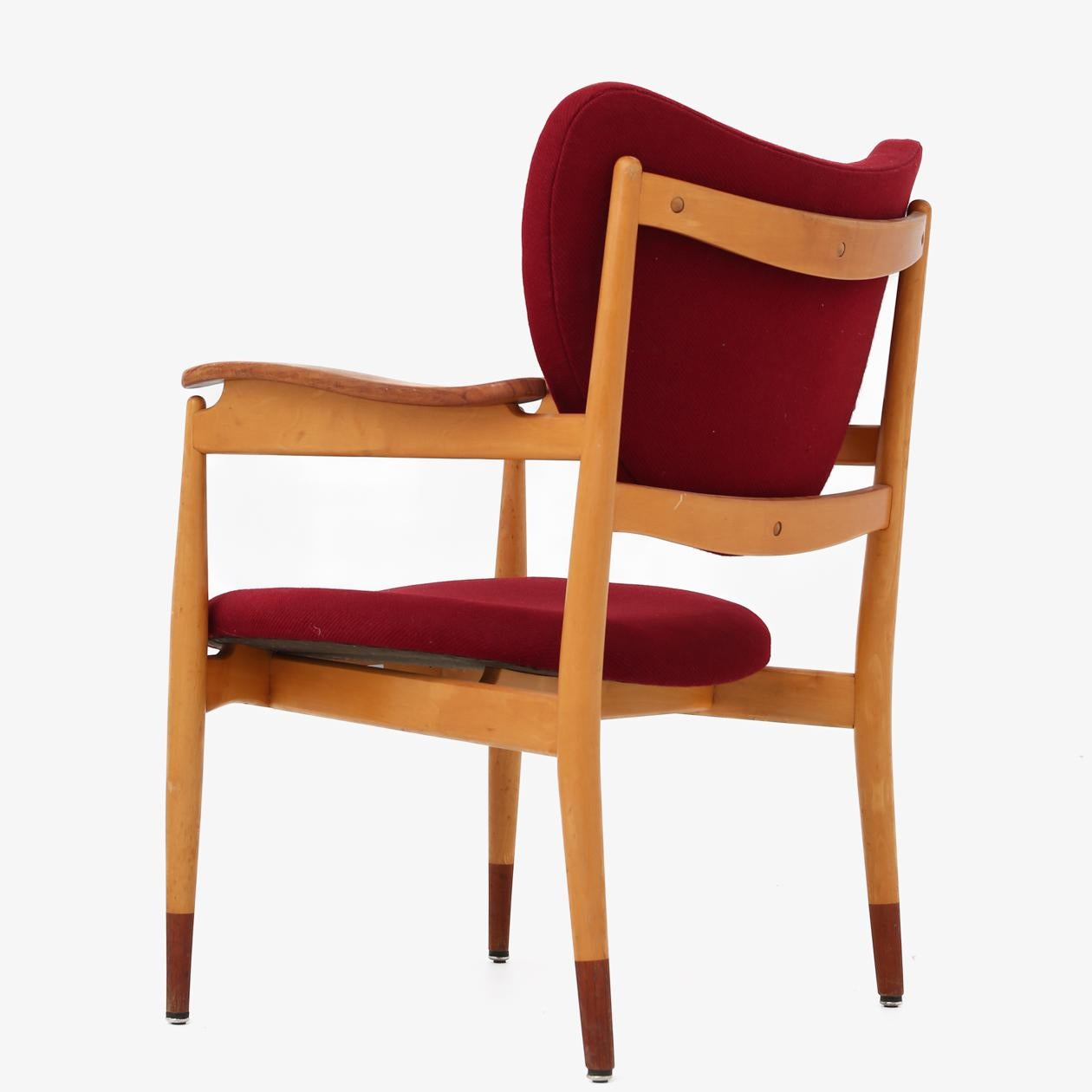 Armchair with beech frame and teak shoes and armrests. Designed in 1949. Finn Juhl / Søren Willadsen.