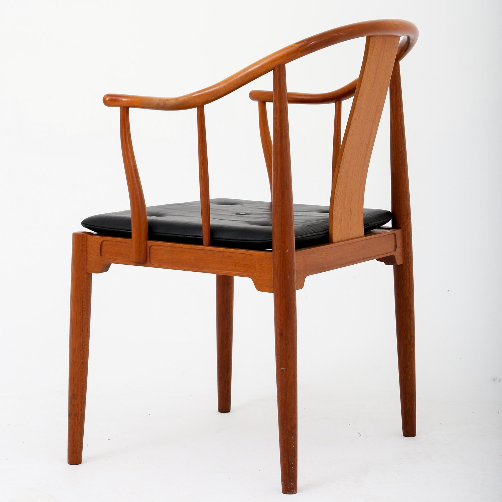 Hans J. Wegner / Fritz Hansen. FH 4283 - China chair in mahogany with cushion in black leather.