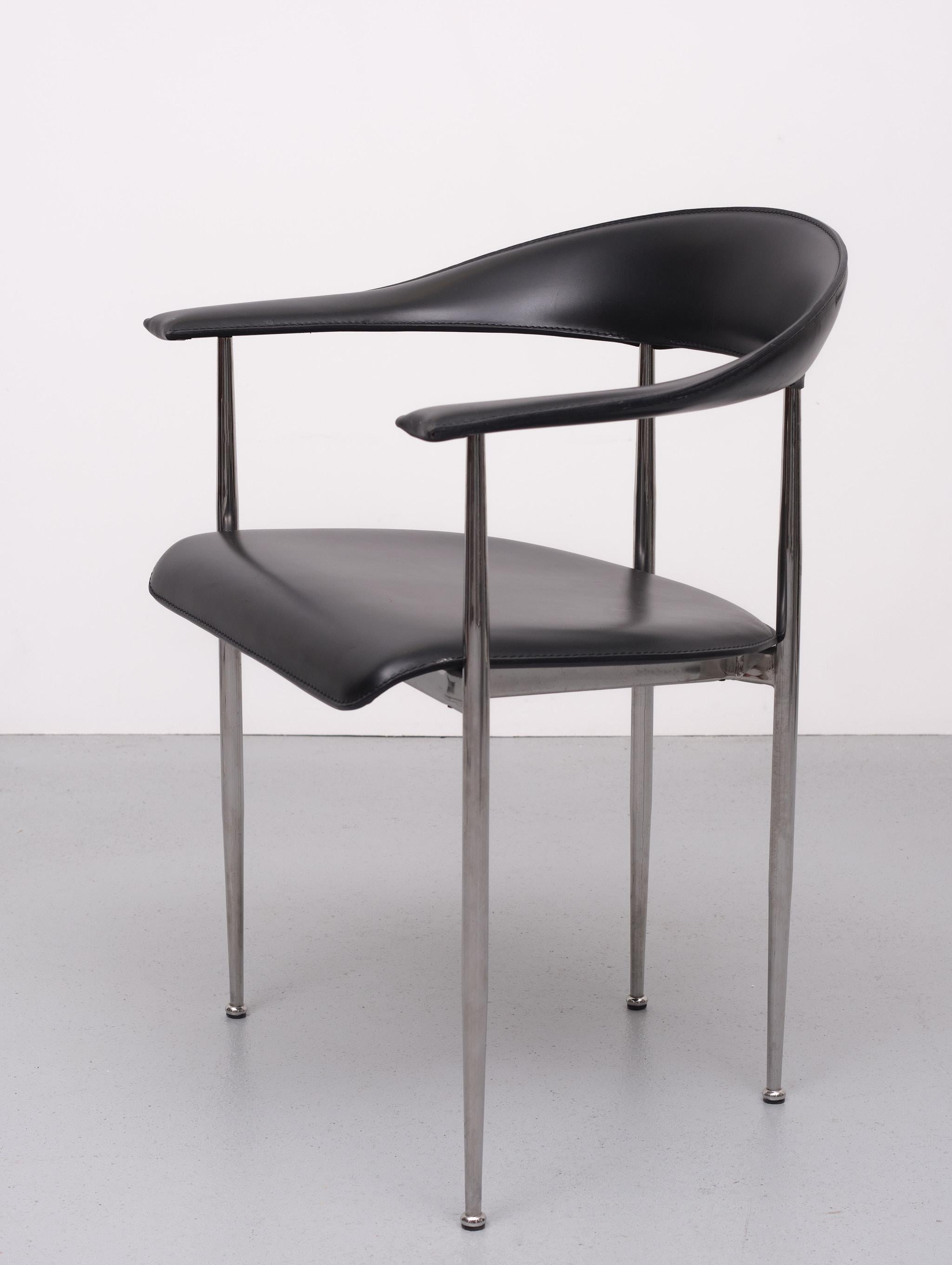 P40 armchair was designed by Giancarlo Vegni & Gianfranco Gualtierotti for Fasem in Italy, circa 1980.
The seat and armrest are upholstered in a high quality black leather. Very sturdy chromed tubular steel base. Excellent condition.