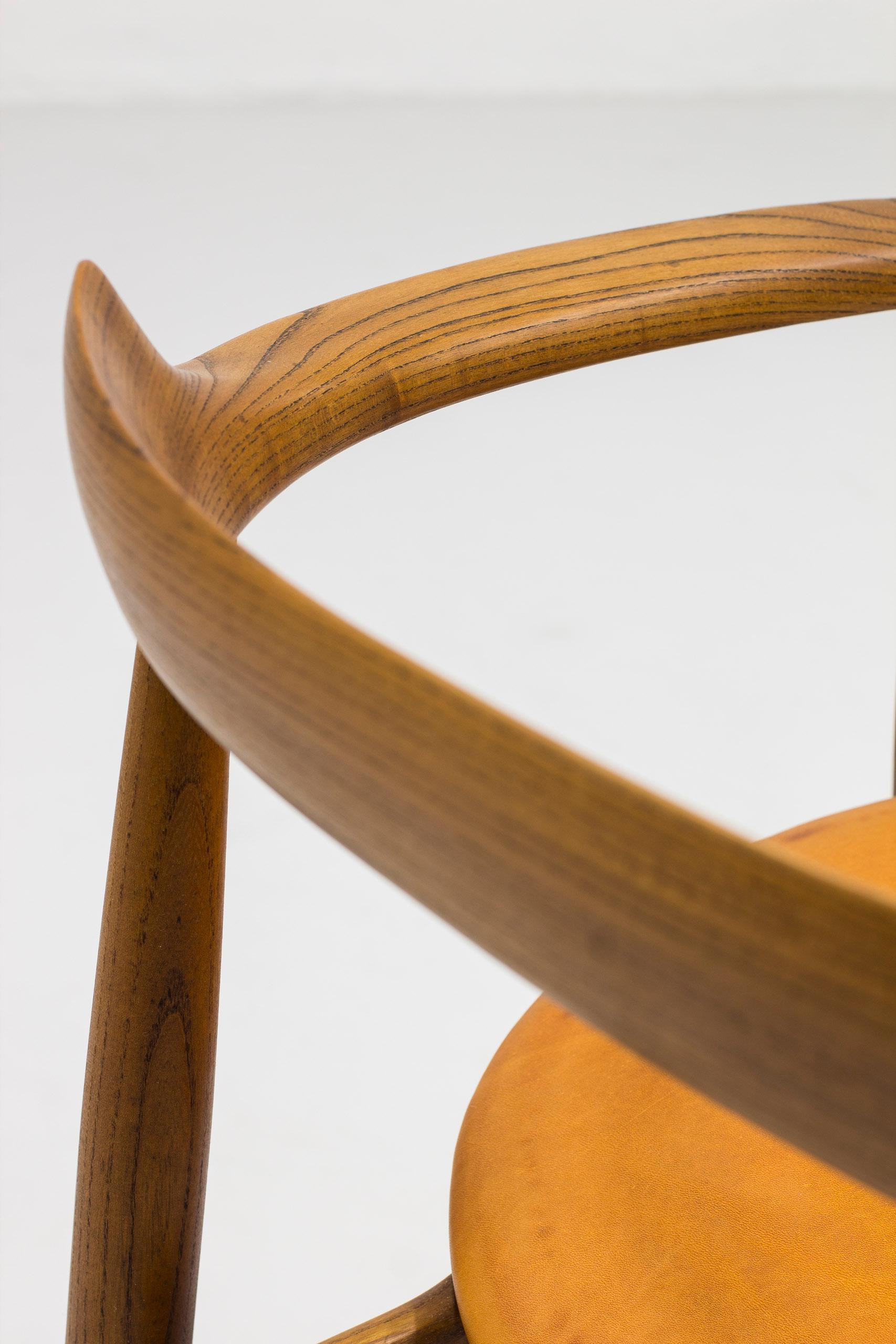 Arm chair in elm and leather with exquisite patina by Arne Wahl Iversen, 1960s For Sale 3