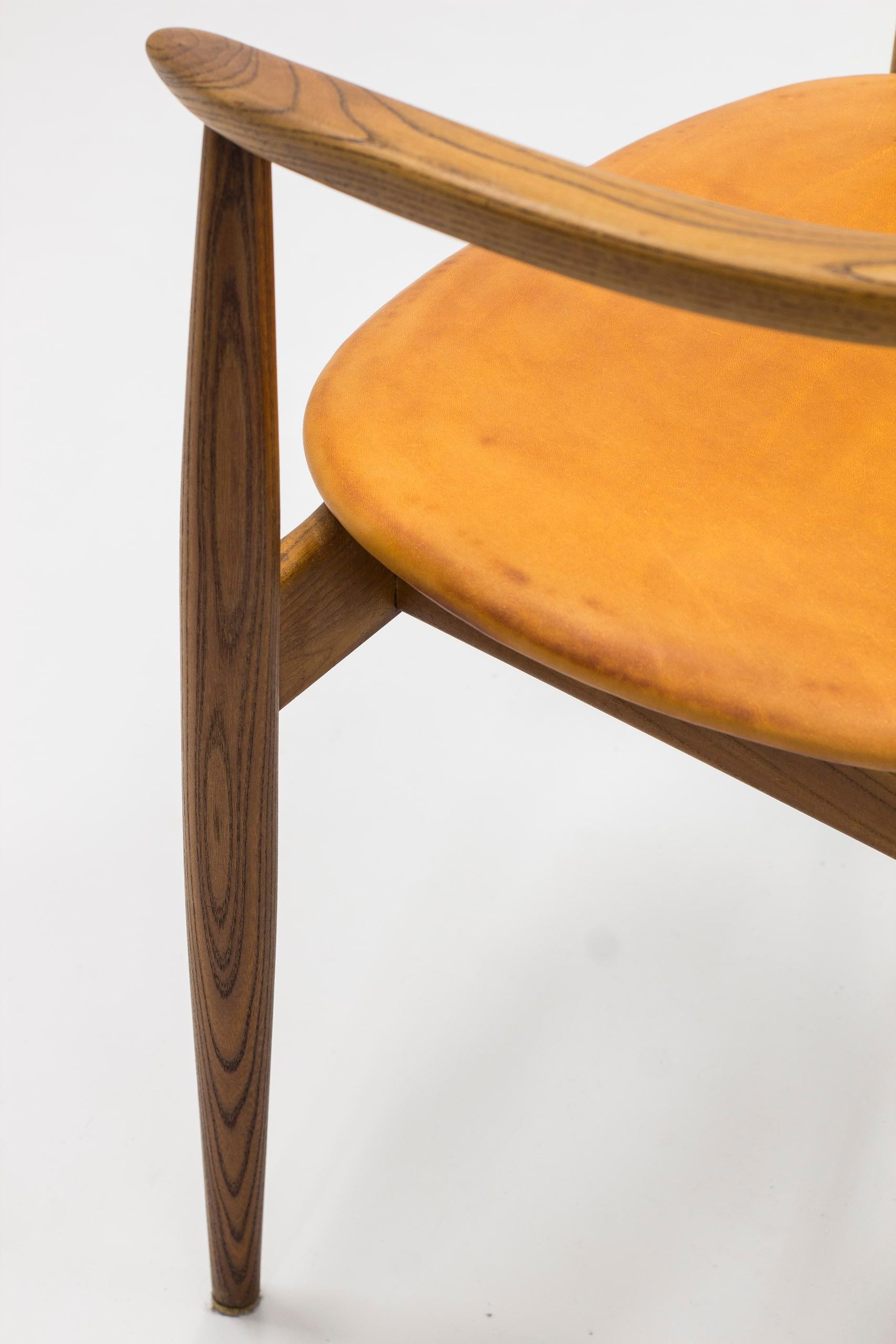Arm chair in elm and leather with exquisite patina by Arne Wahl Iversen, 1960s For Sale 4