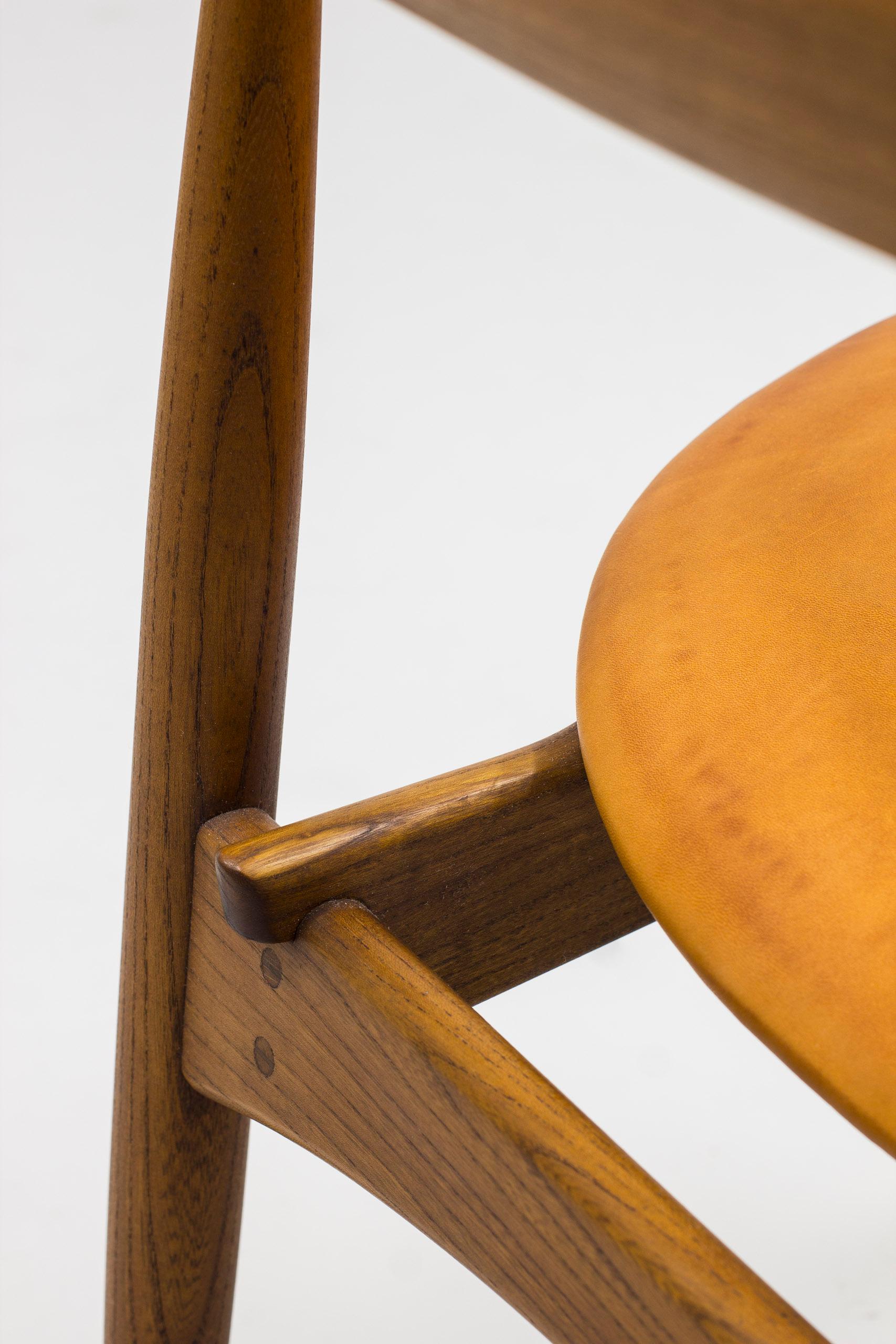 Arm chair in elm and leather with exquisite patina by Arne Wahl Iversen, 1960s For Sale 5