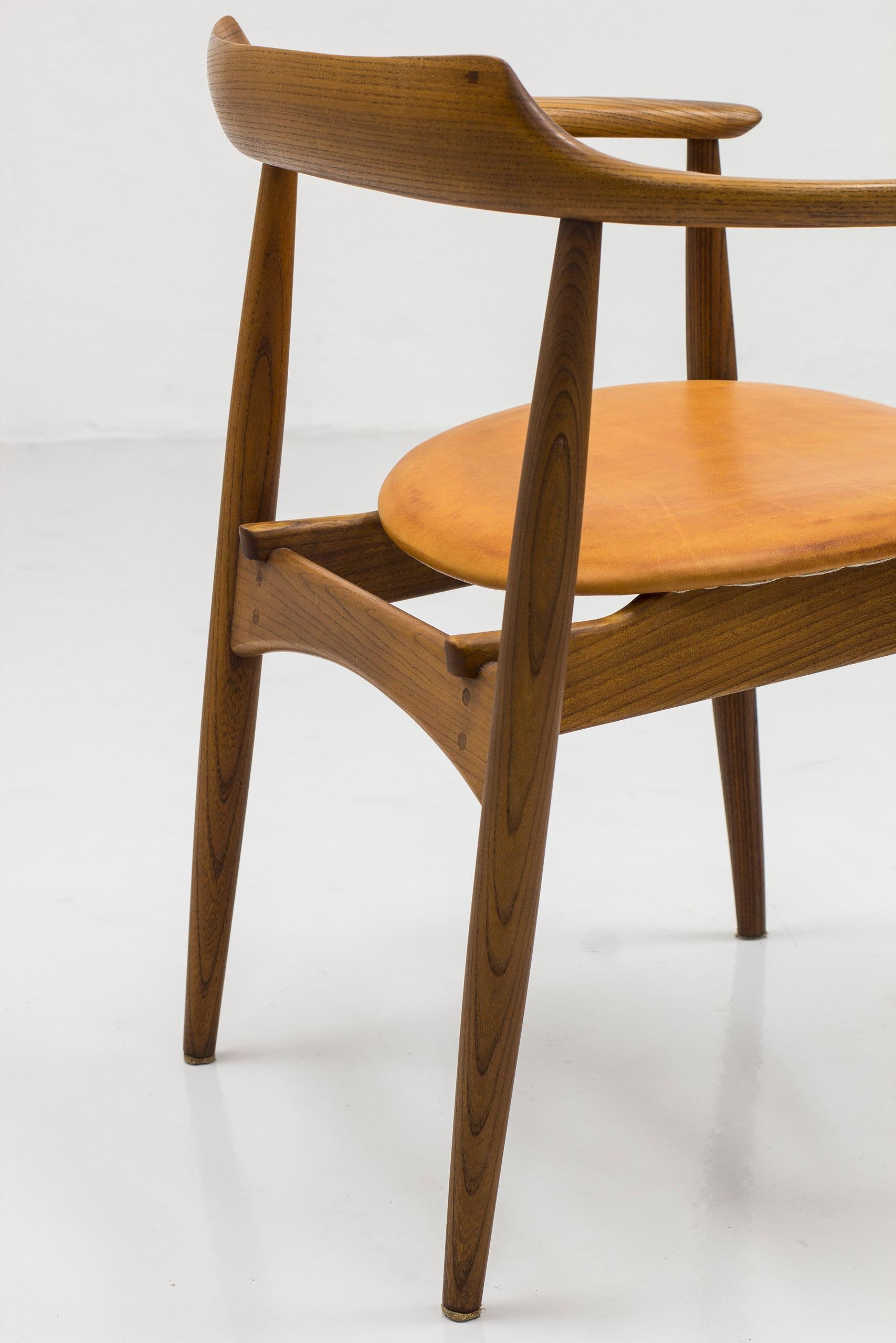 Arm chair in elm and leather with exquisite patina by Arne Wahl Iversen, 1960s For Sale 6
