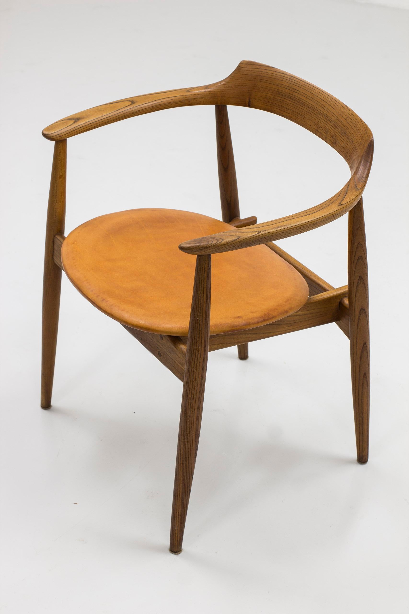 Arm chair in elm and leather with exquisite patina by Arne Wahl Iversen, 1960s For Sale 7