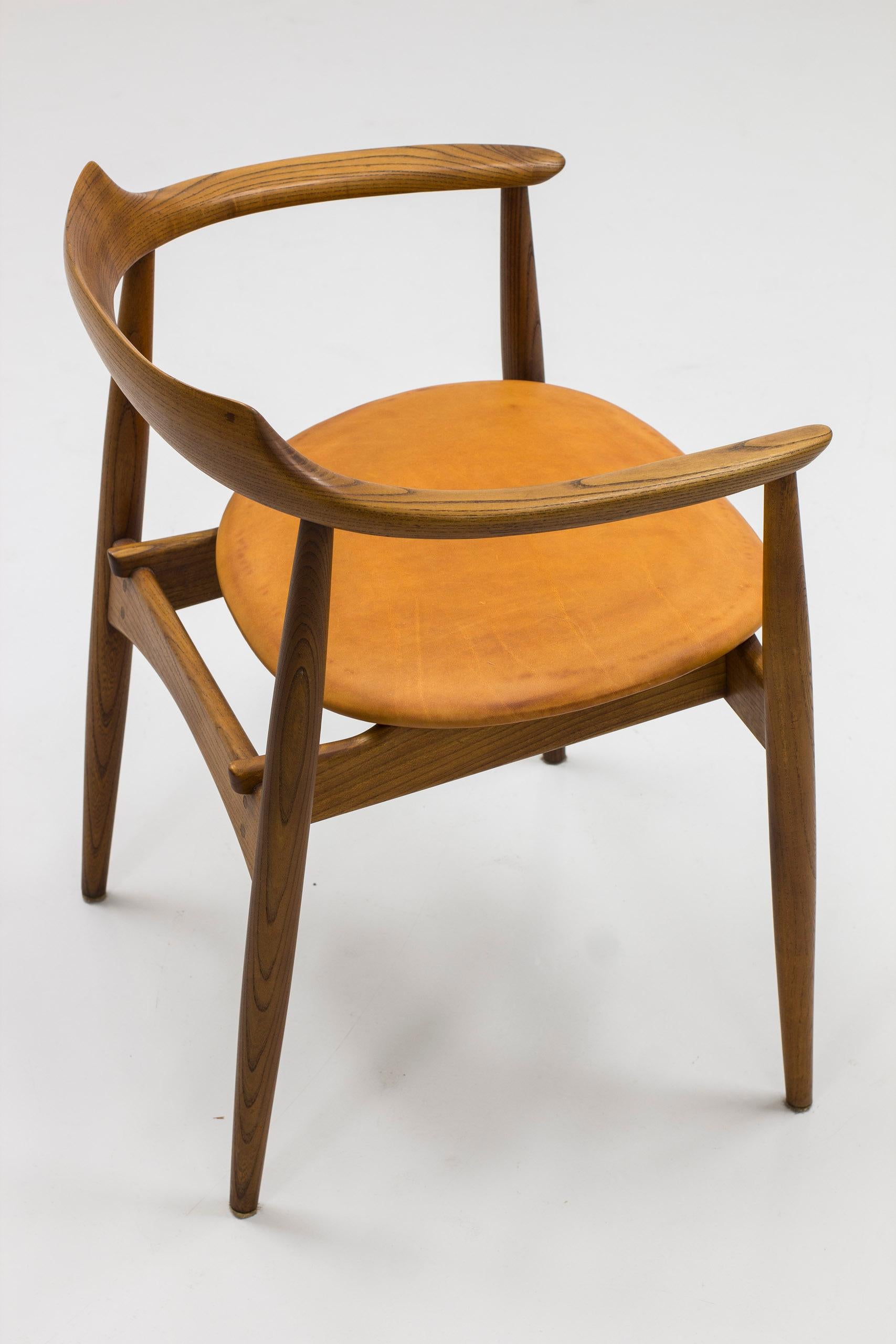 Arm chair in elm and leather with exquisite patina by Arne Wahl Iversen, 1960s For Sale 8