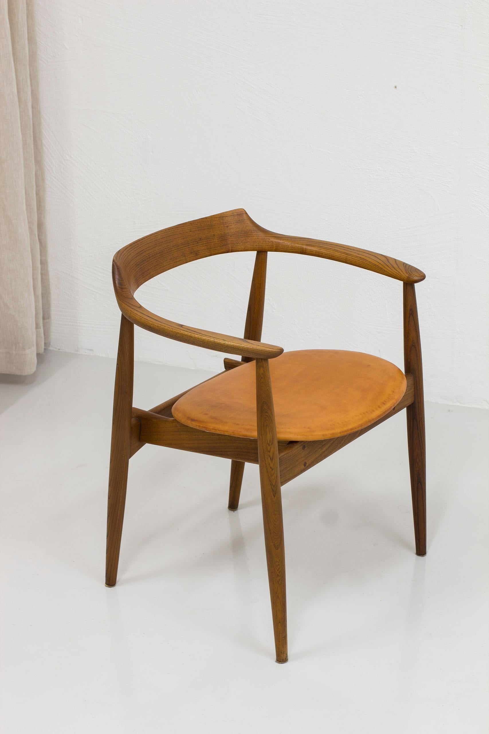 Arm chair in elm and leather with exquisite patina by Arne Wahl Iversen, 1960s For Sale 9