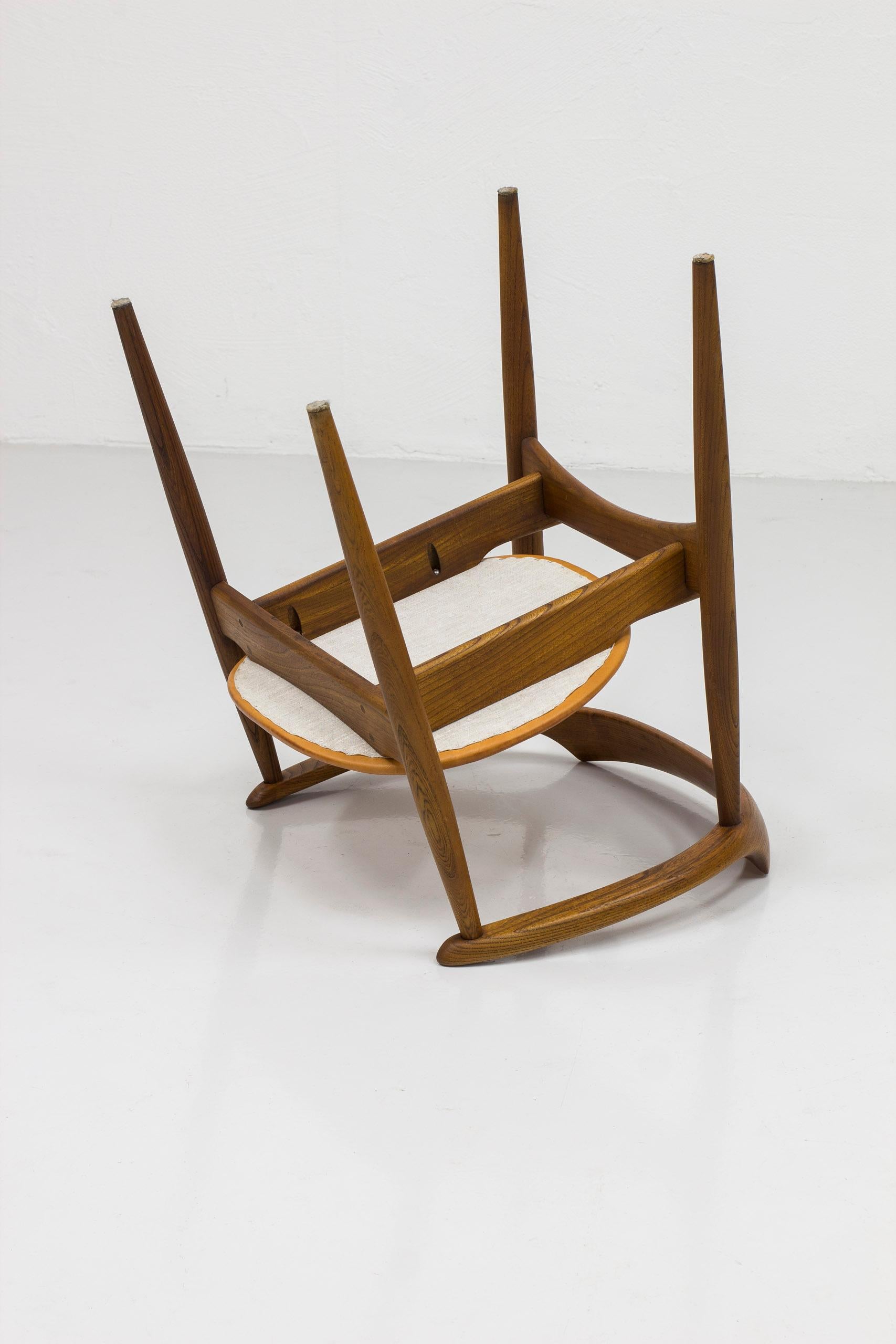 Arm chair in elm and leather with exquisite patina by Arne Wahl Iversen, 1960s For Sale 10