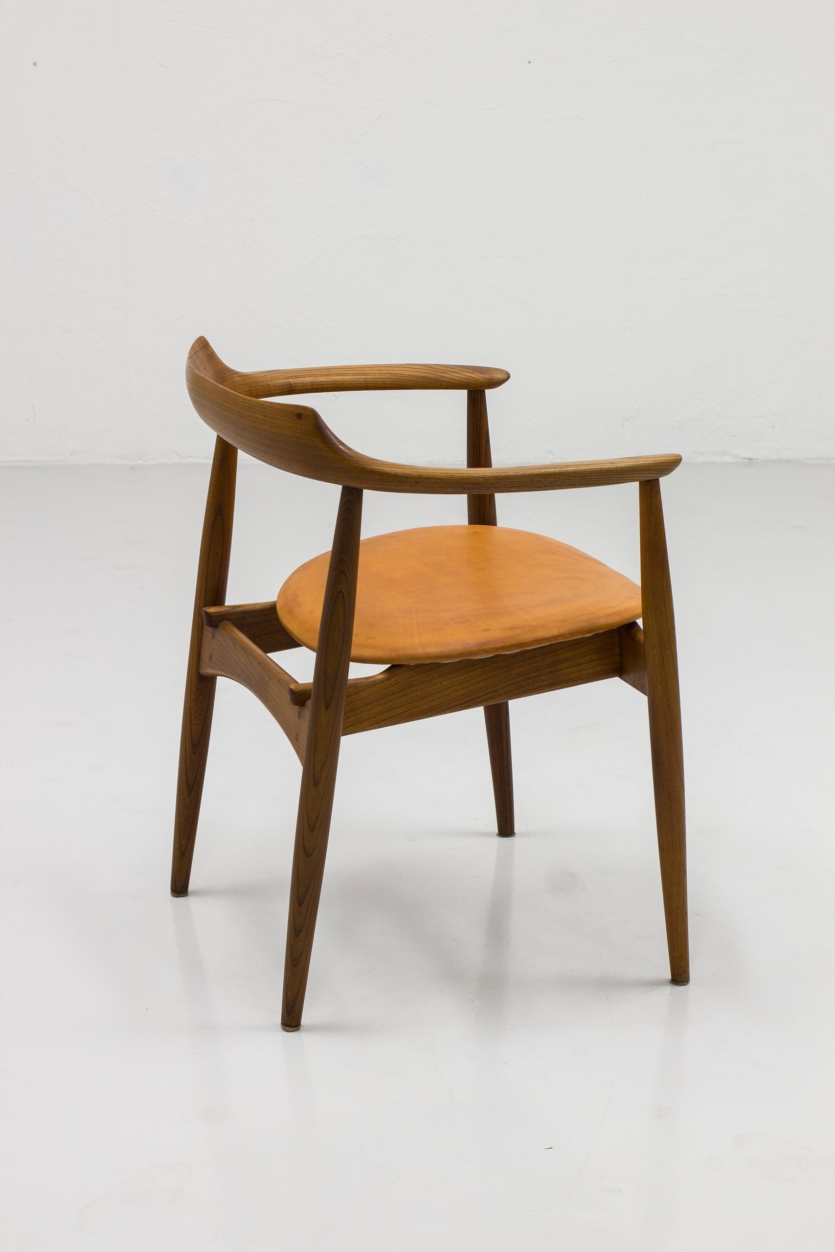 Scandinavian Modern Arm chair in elm and leather with exquisite patina by Arne Wahl Iversen, 1960s For Sale