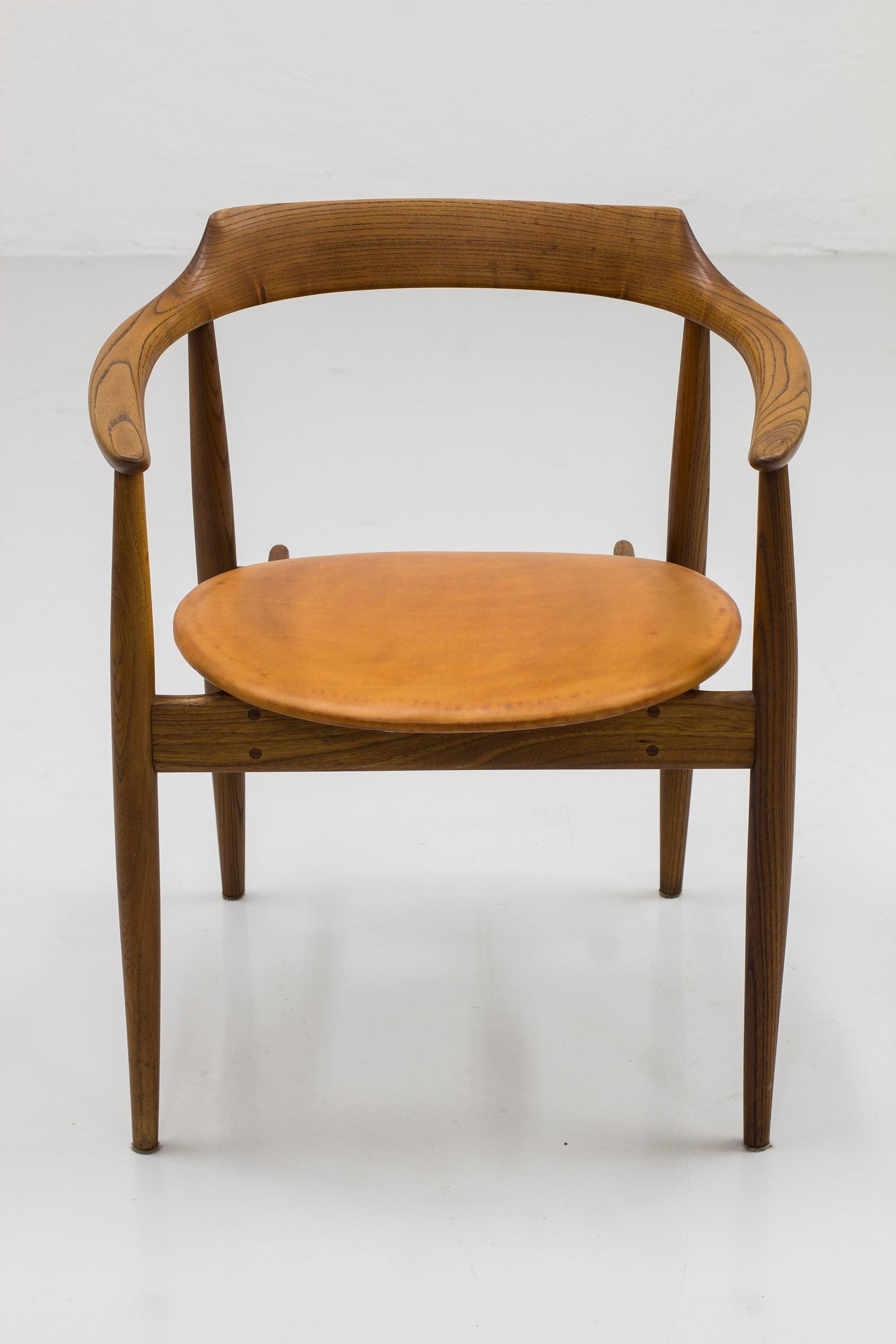 Danish Arm chair in elm and leather with exquisite patina by Arne Wahl Iversen, 1960s For Sale