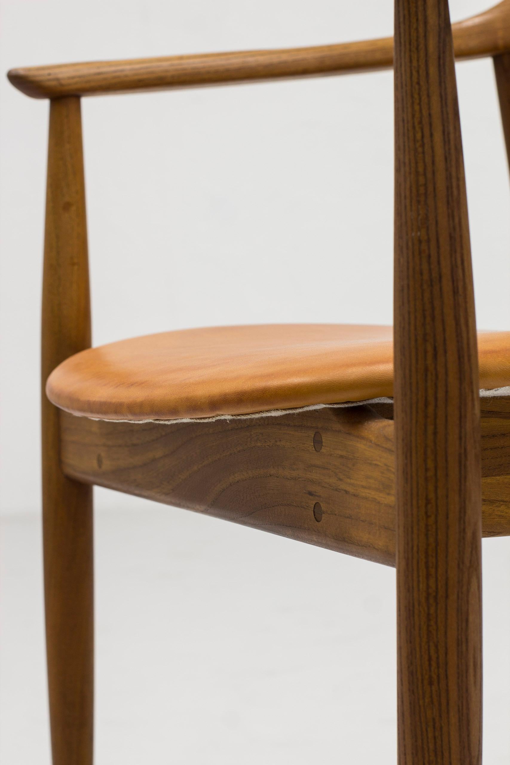 Mid-20th Century Arm chair in elm and leather with exquisite patina by Arne Wahl Iversen, 1960s For Sale