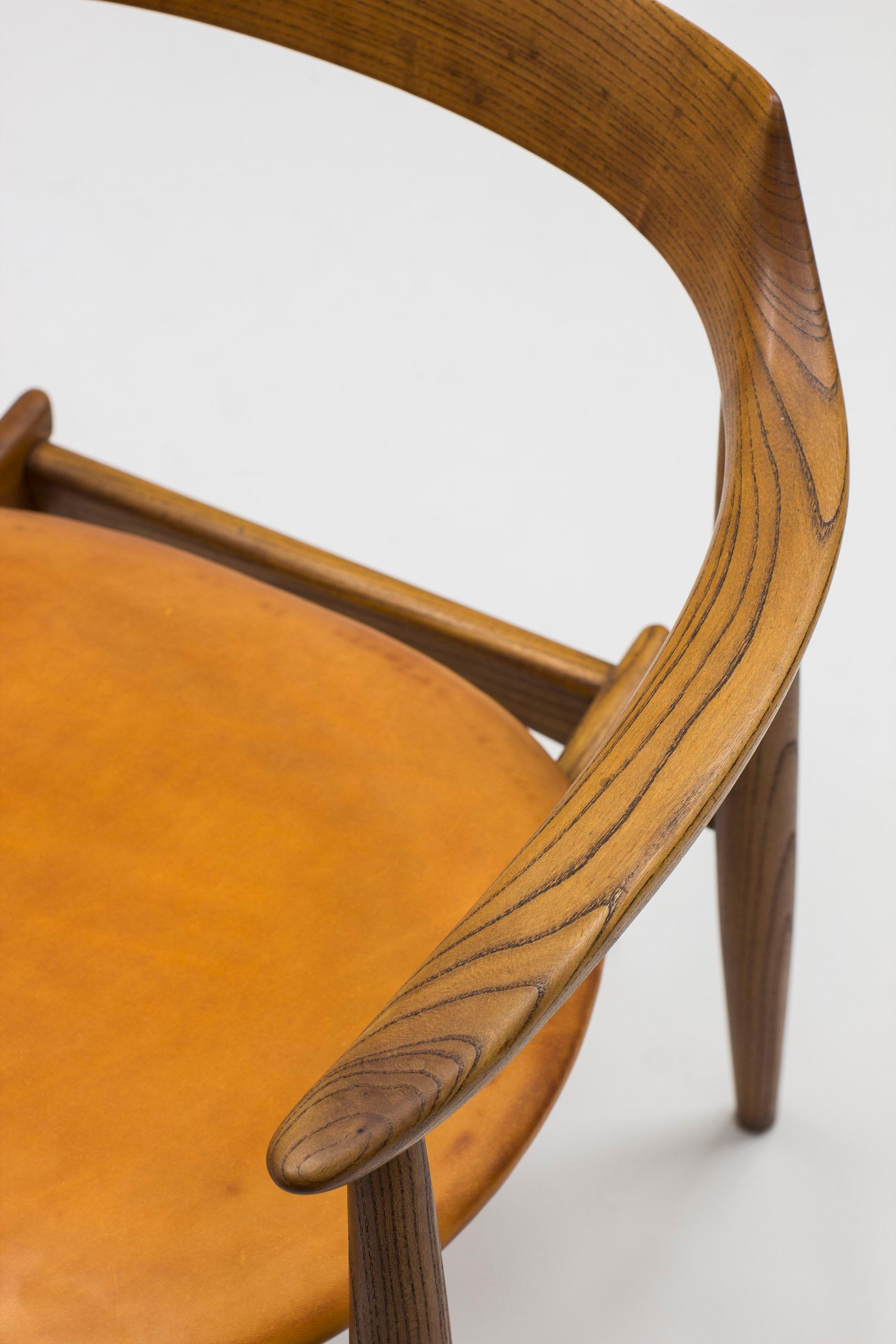 Arm chair in elm and leather with exquisite patina by Arne Wahl Iversen, 1960s For Sale 1