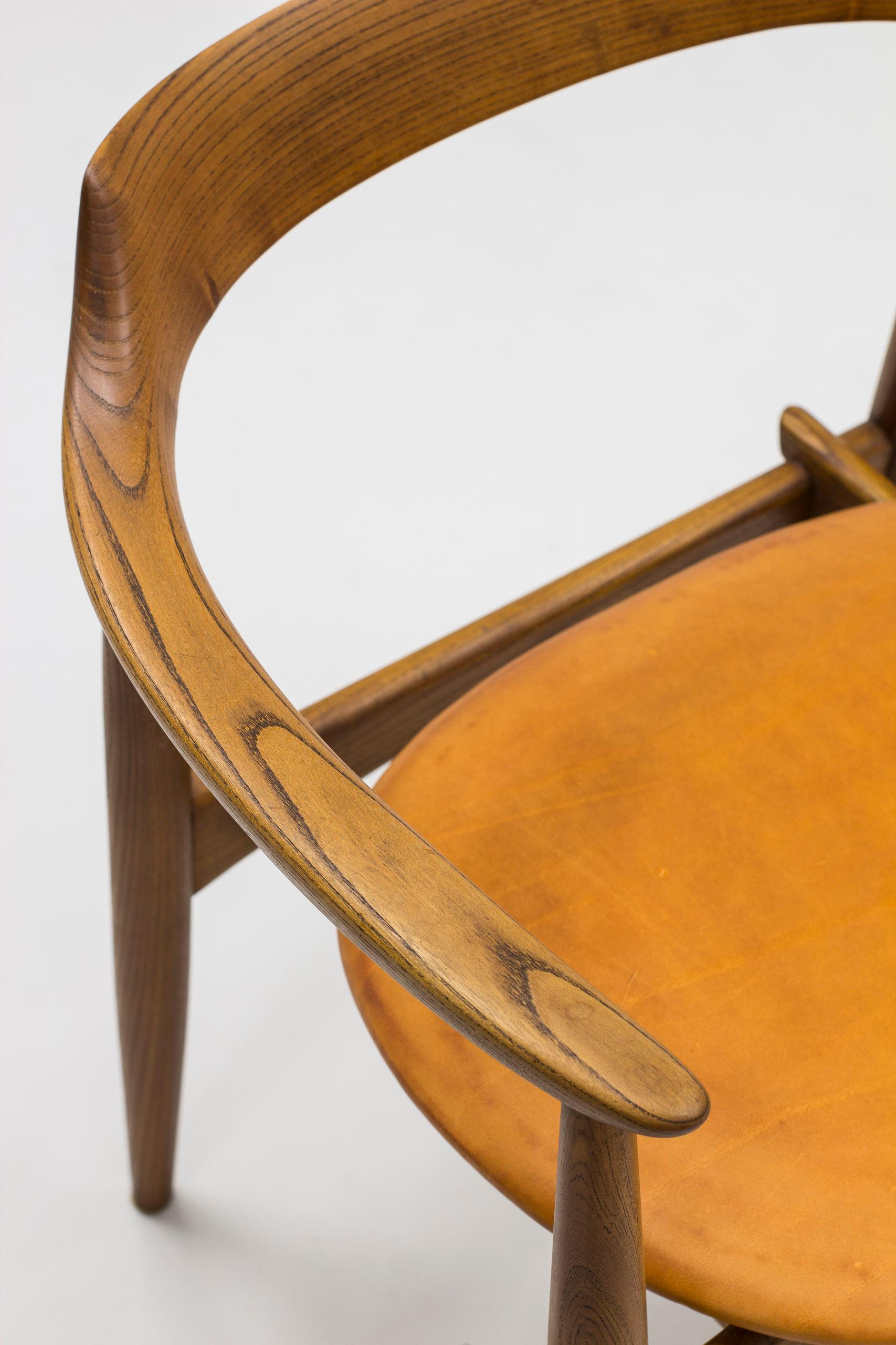 Arm chair in elm and leather with exquisite patina by Arne Wahl Iversen, 1960s For Sale 2