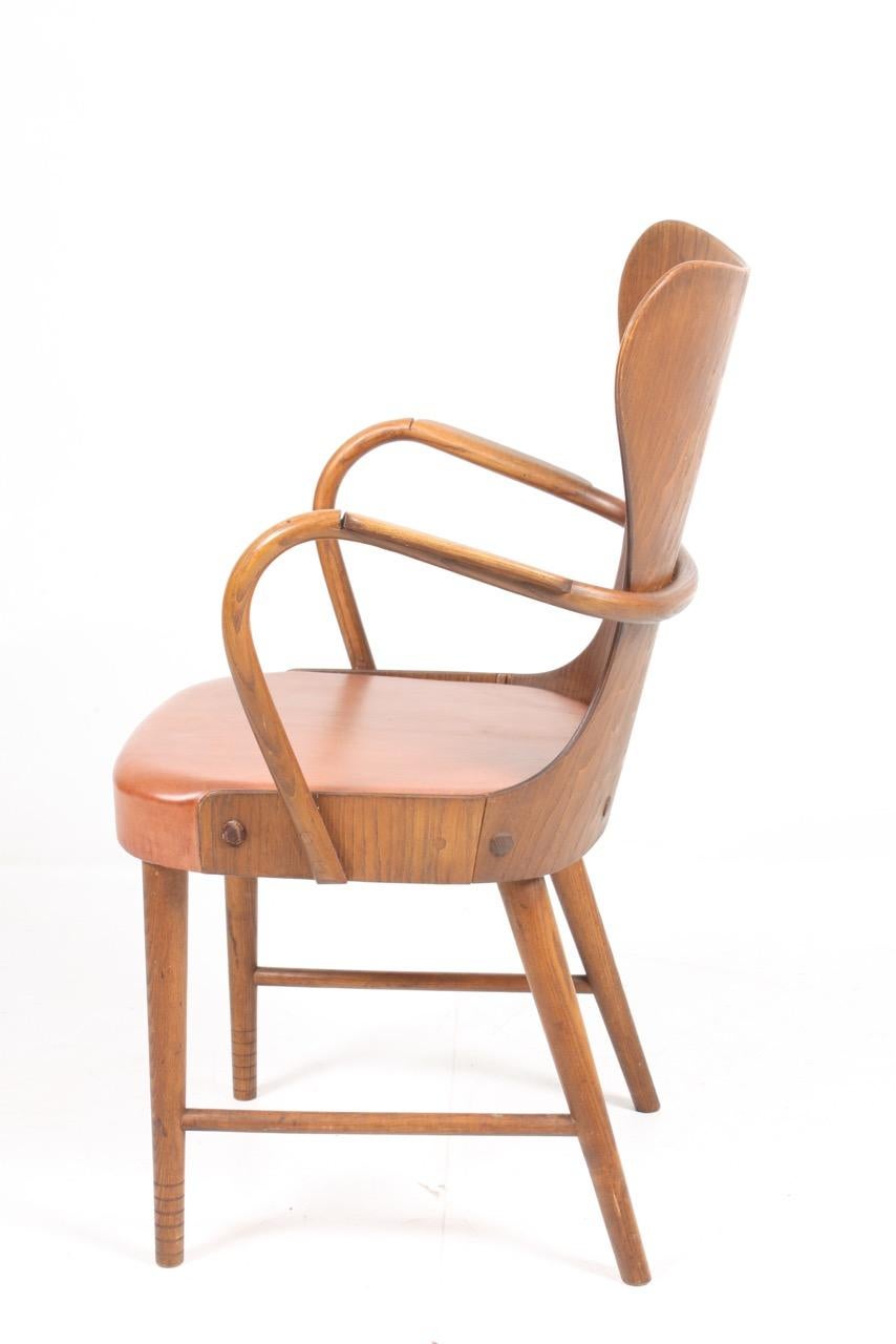 Mid-20th Century Armchair in Oak and Patinated Leather by Fritz Hansen, 1940s
