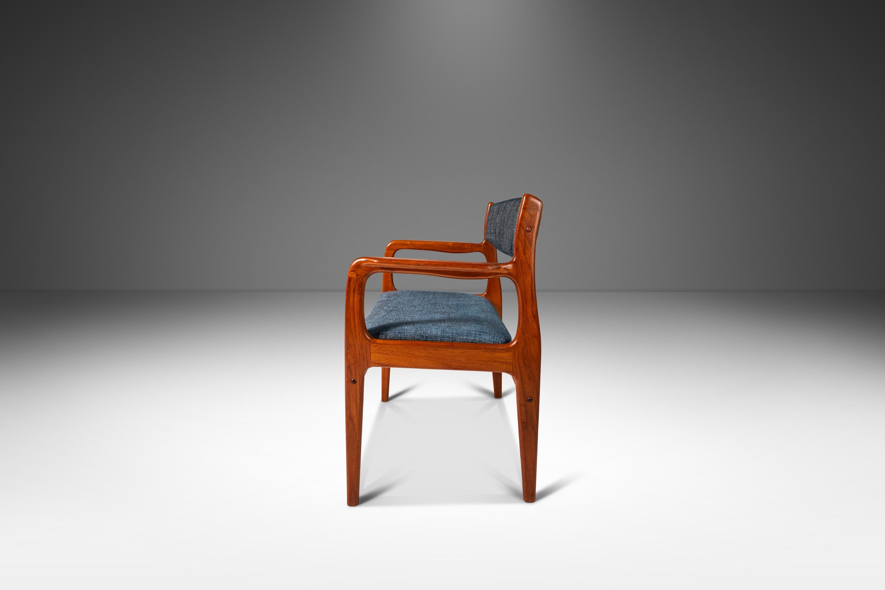 Voici un fauteuil récemment restauré par Benny Linden Designs. Construite en teck massif de Birmanie avec des veinures exceptionnelles, cette magnifique chaise de bureau est recouverte d'une nouvelle tapisserie, refaite dans un fabuleux tissu en