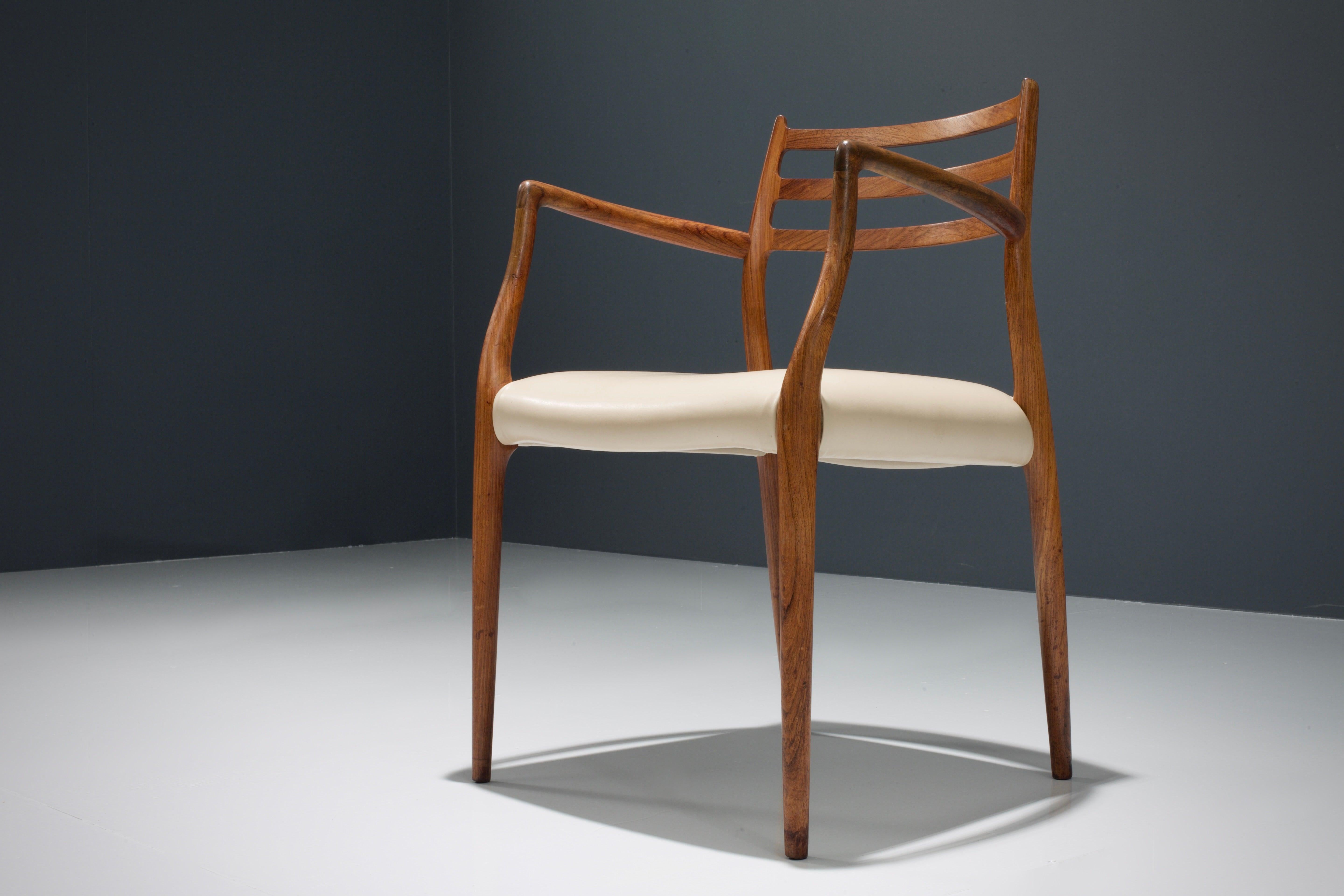 Il s'agit de la plus belle de toutes les chaises Møller, une chaise de salle à manger originale 