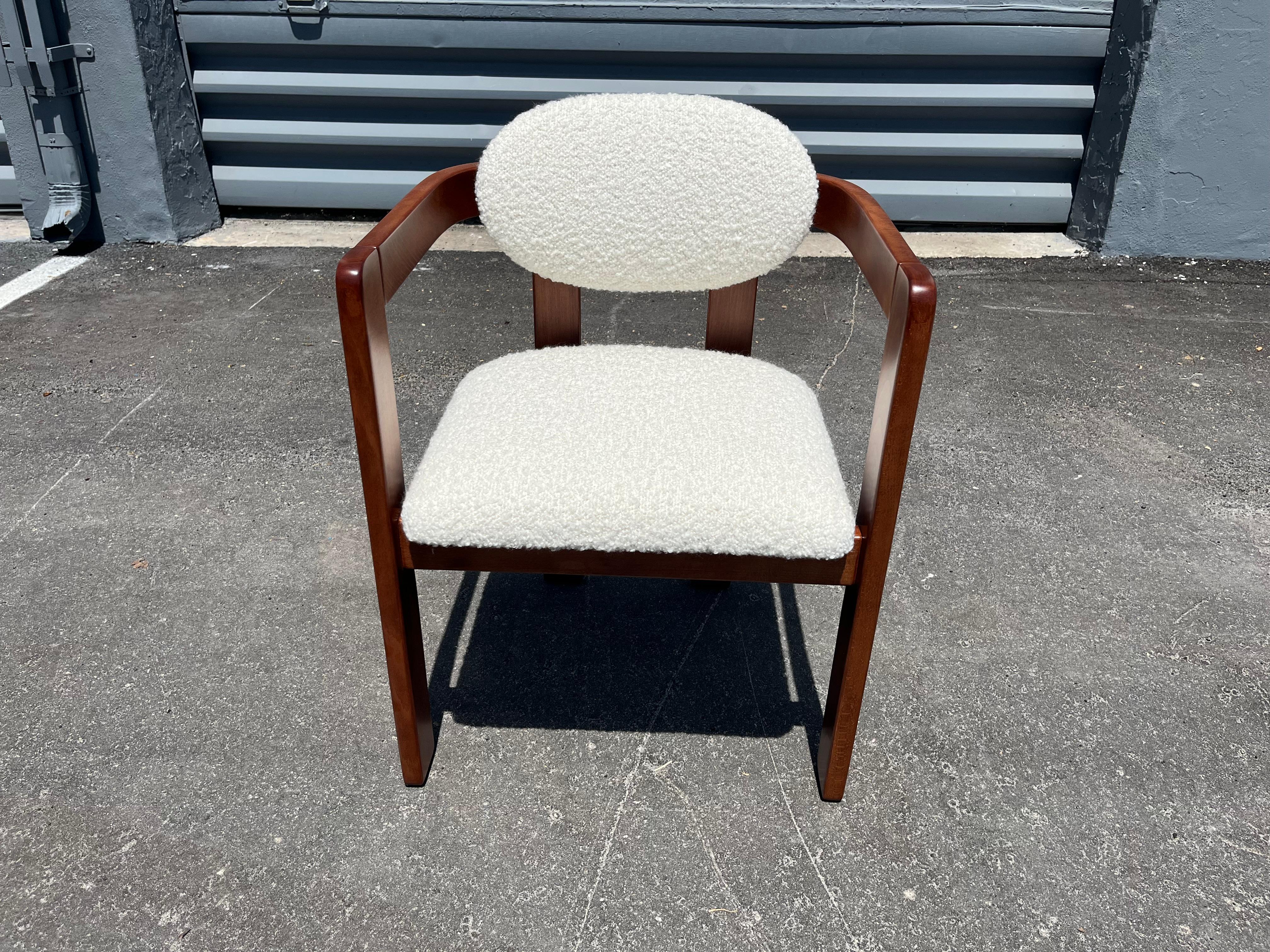 Sessel im Stil von Tobia Scarpa, Kravet Ivory Boucle, 1970er Jahre (Italienisch) im Angebot