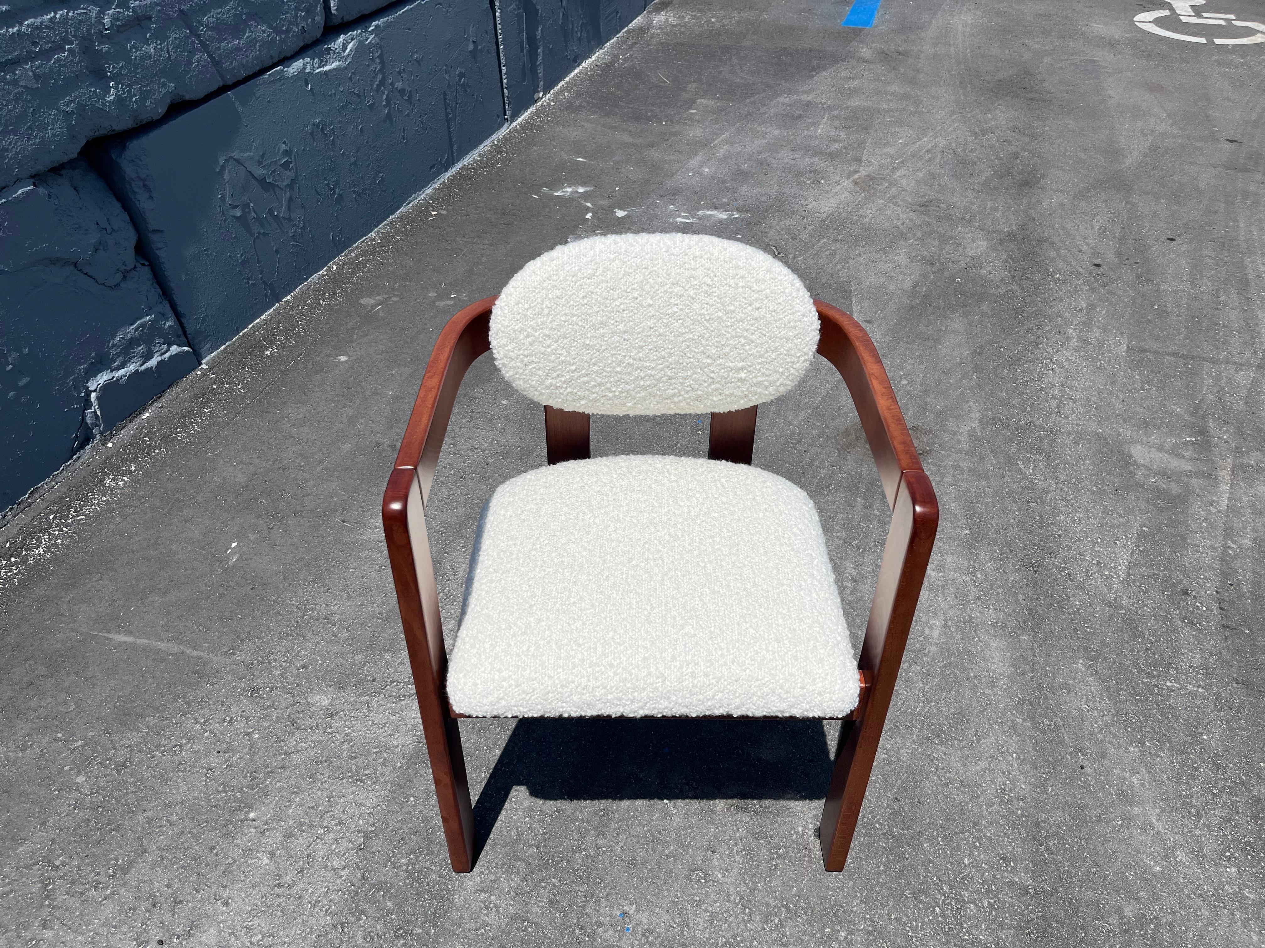 Sessel im Stil von Tobia Scarpa, Kravet Ivory Boucle, 1970er Jahre (Stoff) im Angebot