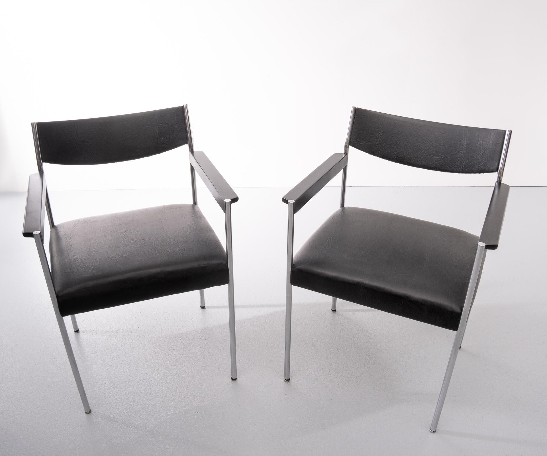 Two very nice armchairs manufactured by Kusch & Co Design Edlef Bandixen, 1970s.
Brushed steel frame, comes with black faux leather upholstery. Wooden armrests, signed. Good condition.
