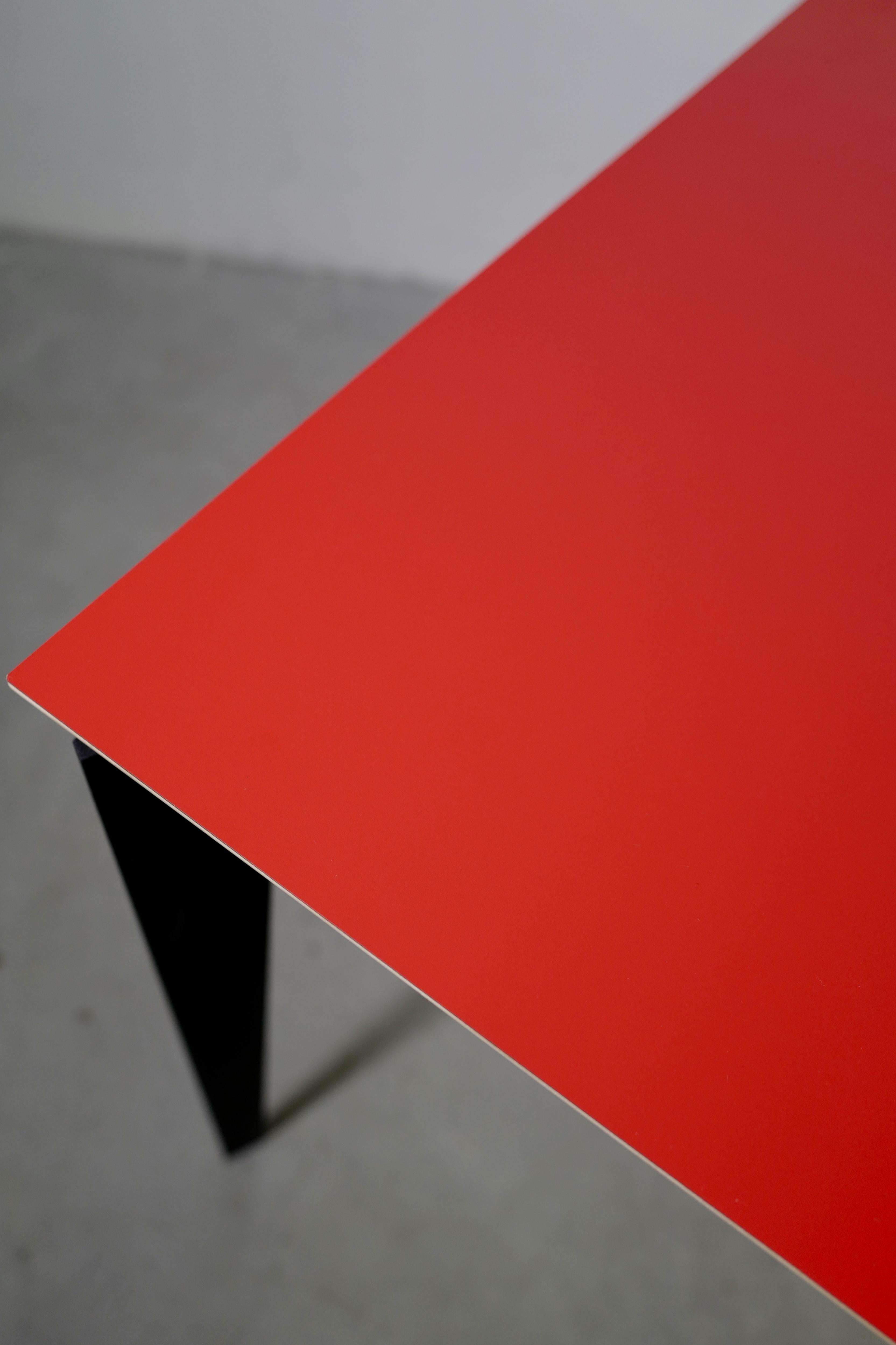 Zeitgenössischer italienischer Tisch aus Stahl und Sperrholz, „Armabianca 01“ von Errante (Italienisch) im Angebot