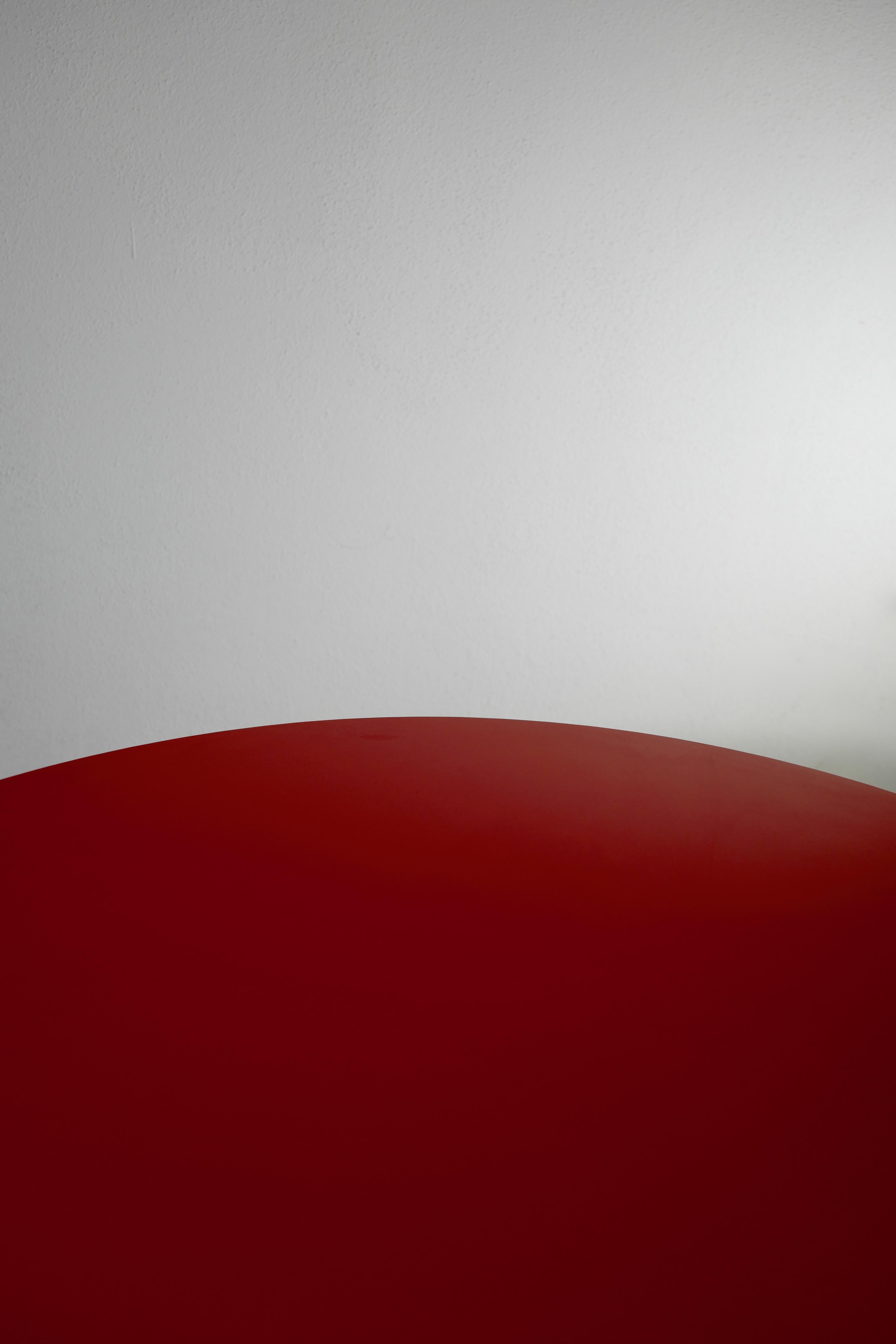 Une table de salle à manger ronde italienne gaie, géométrique et contemporaine avec un contreplaqué de bouleau de 24 mm et un plateau en stratifié plastique mat de 1 mm. Les pieds et le cadre sont fabriqués en fer thermolaqué avec une finition noire
