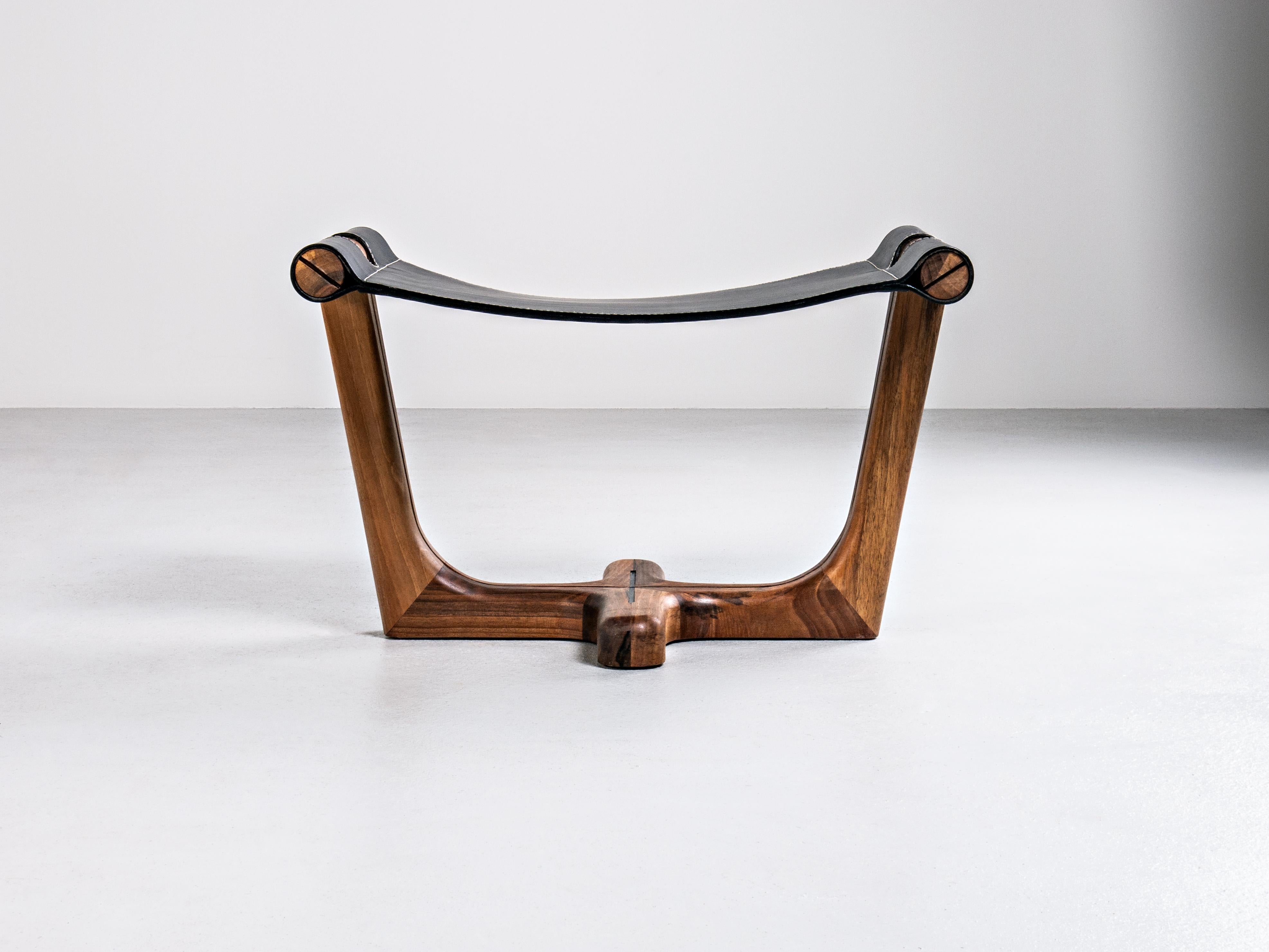 Der Armada Fußbankhocker / Tabure zeichnet sich durch sein energiegeladenes Design und seine außergewöhnliche Leichtigkeit aus, die durch die Kombination feinster MATERIALIEN erreicht wird, die den Möbelstücken dieser Collection'S den Charakter von