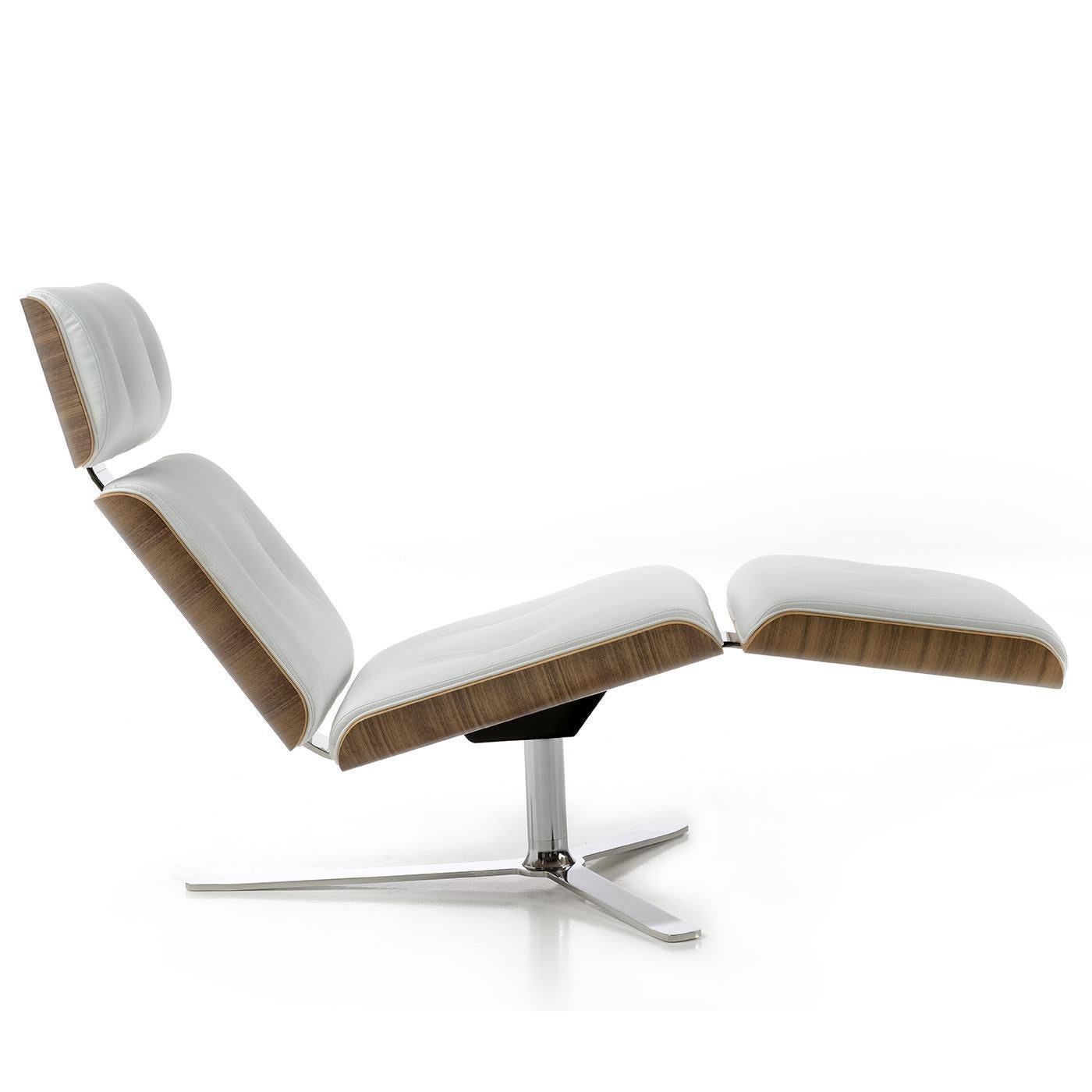 The Armadillo/7 is a luxury chaise longue by Rainer Bachschmid that combines design and high-quality materials without sacrificing comfort. Distinguished by an inviting ergonomic position, the padded seat cushions are upholstered in white genuine