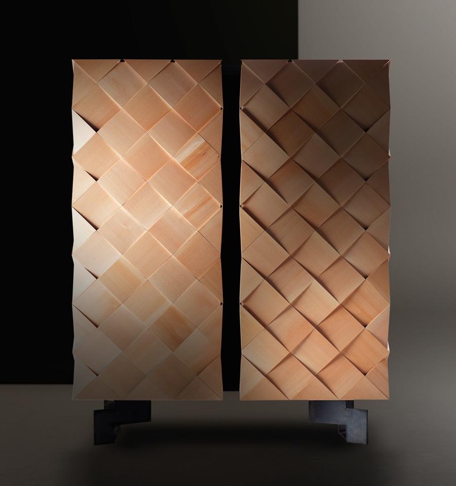 The scales of this armadillo cabinet take the light and reflect it. As the day goes by, the piece of furniture changes skin depending on the lighting. Smoked eucalyptus and solid lime tree mosaic. Steel base. Made in France.
This cabinet was