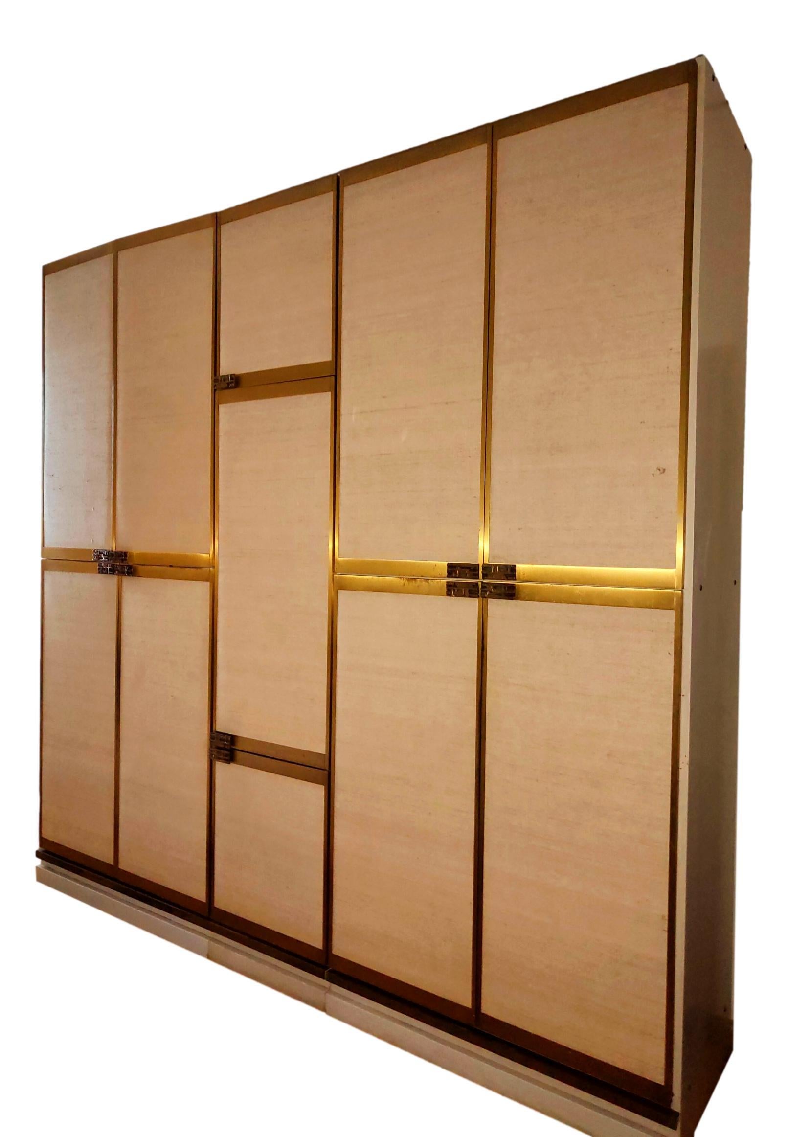 splendide armoire à 11 ouvertures, design luciano frigerio, avec poignées en bronze, cadres en laiton et panneaux en tissu beige.

mesure environ 290 cm de largeur, 63 cm de profondeur et 280 cm de hauteur  (...demandez-nous les mesures exactes si