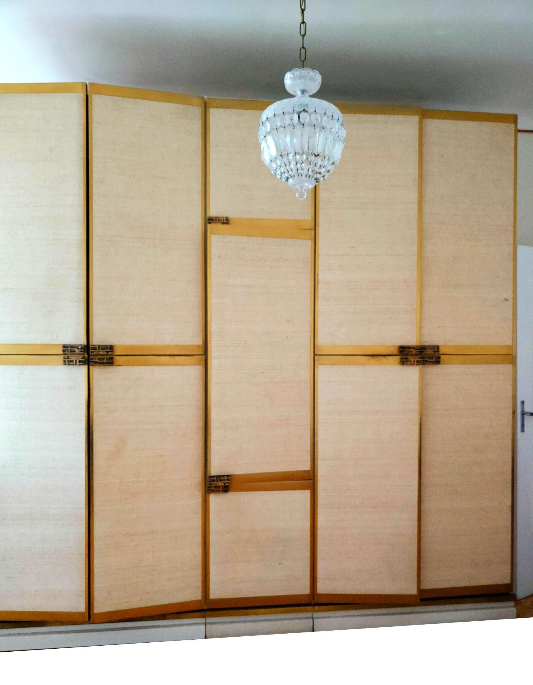 Mid-Century Modern armoire à 11 portes laiton et bronze design luciano frigerio 1970 en vente