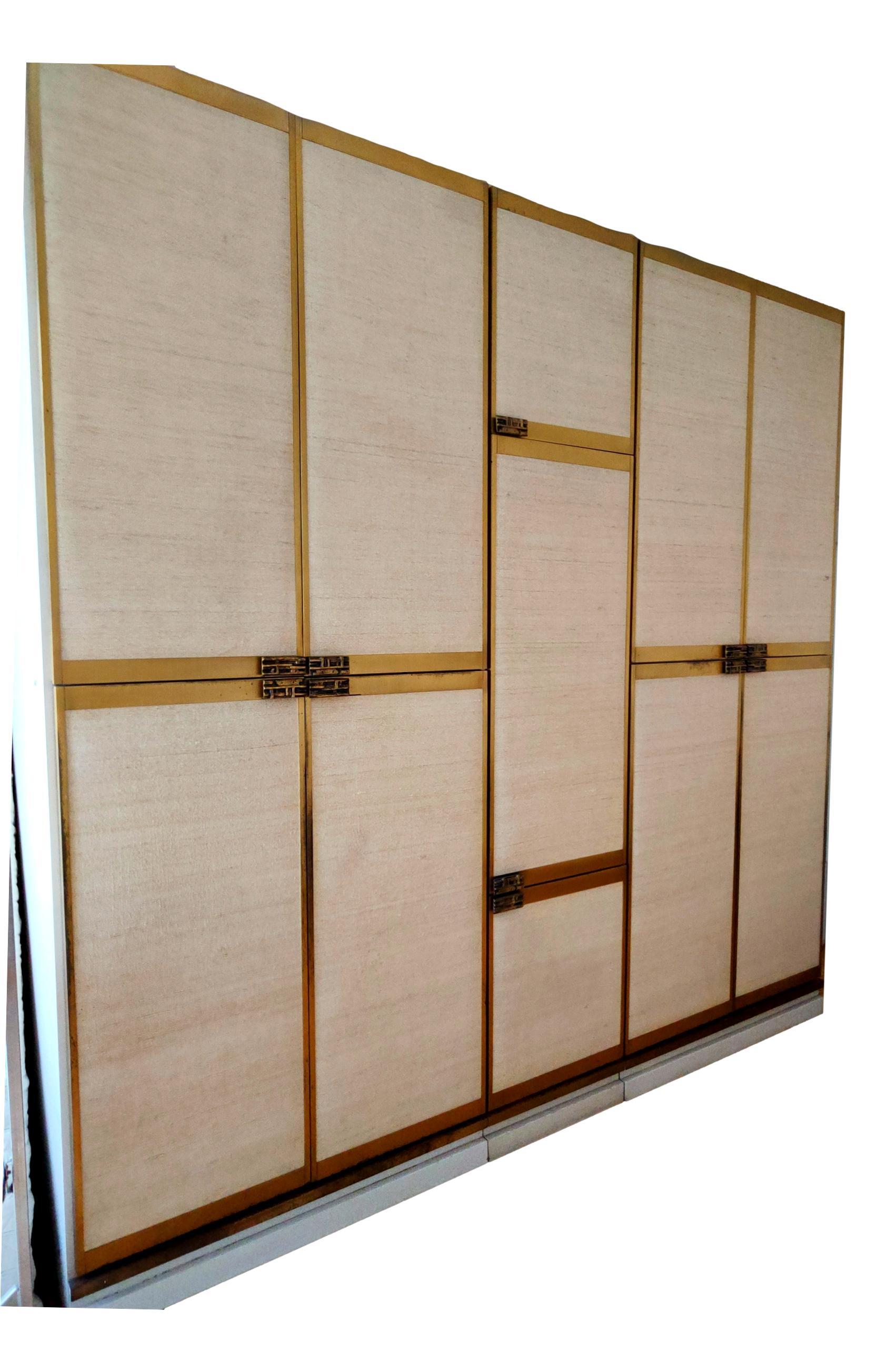 Italian armoire à 11 portes laiton et bronze design luciano frigerio 1970 en vente