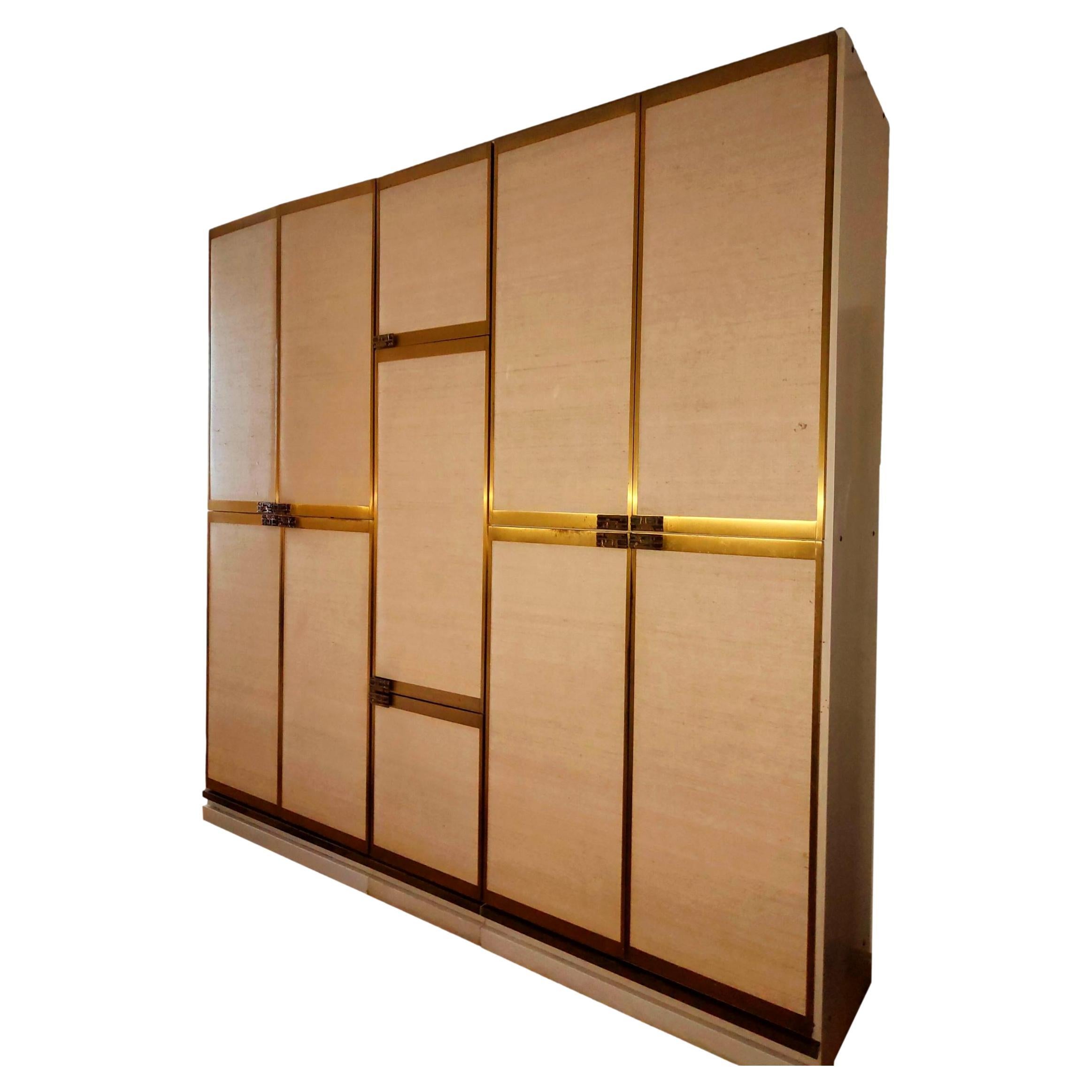 armoire à 11 portes laiton et bronze design luciano frigerio 1970 en vente