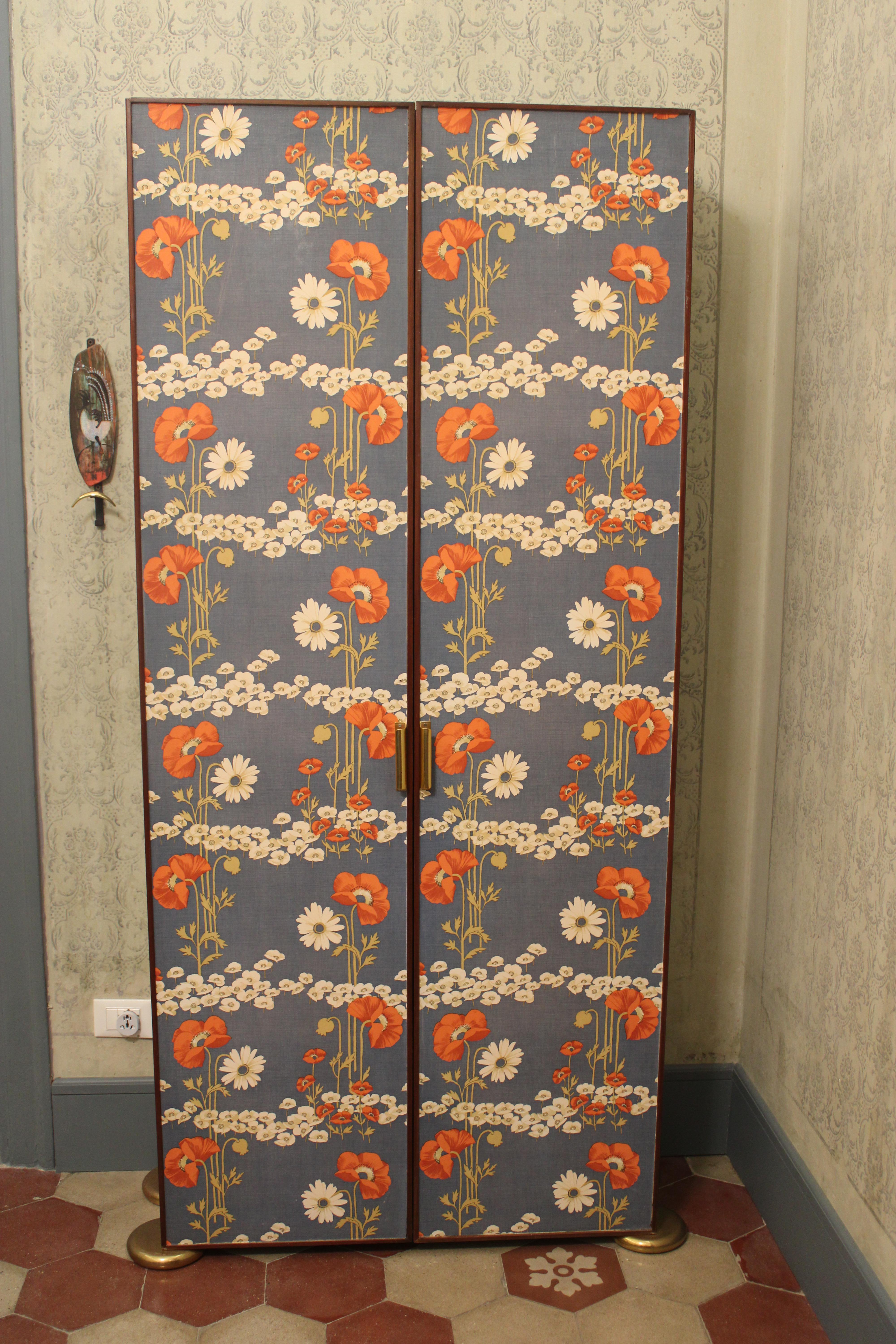 Armoire à papier florale Pieds en laiton Italie années 1960 Gain de place en laque bleue en vente 3
