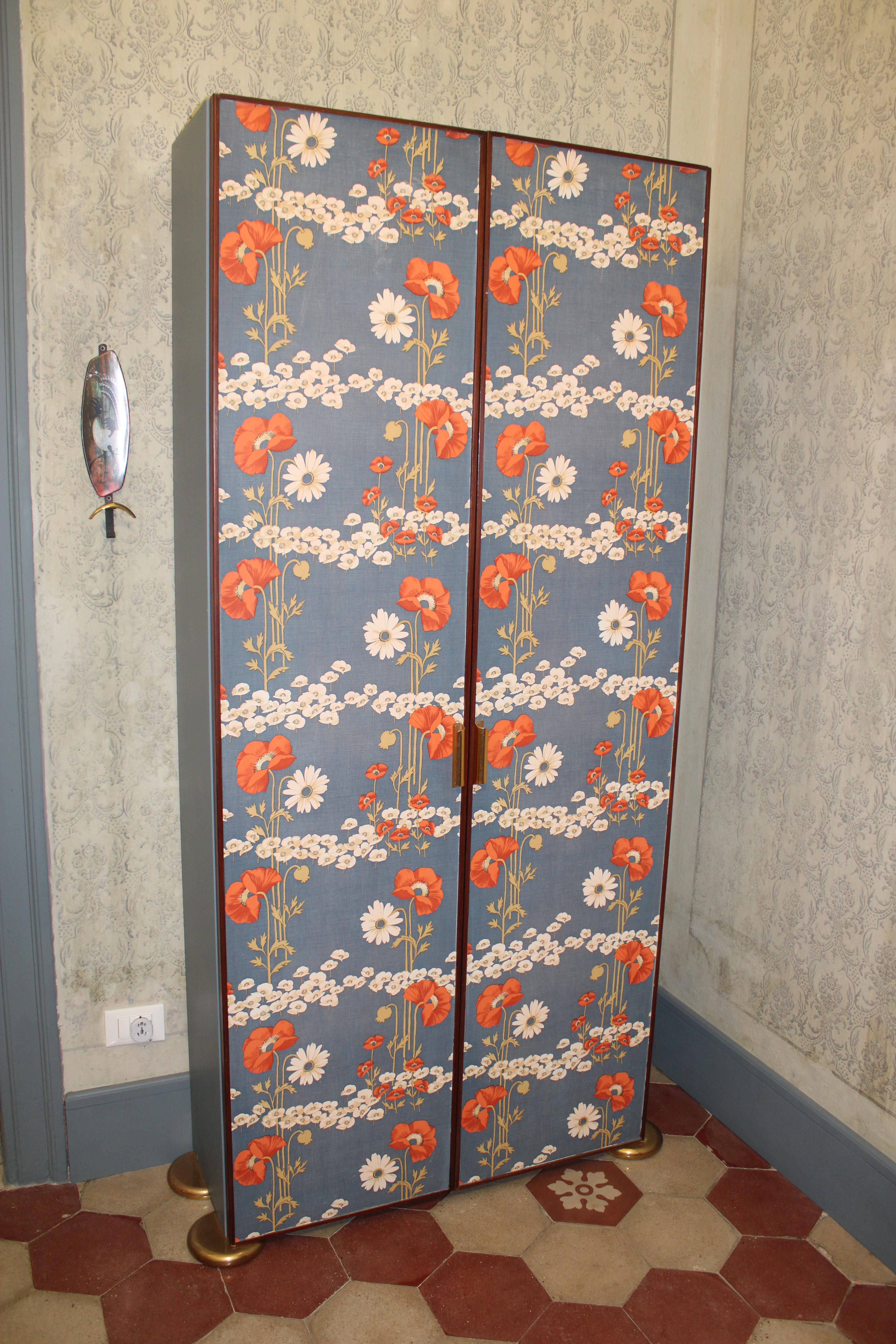 Armoire structure en bois laqué bleu, portes avec papier peint floral des années 1960, pieds en laiton,