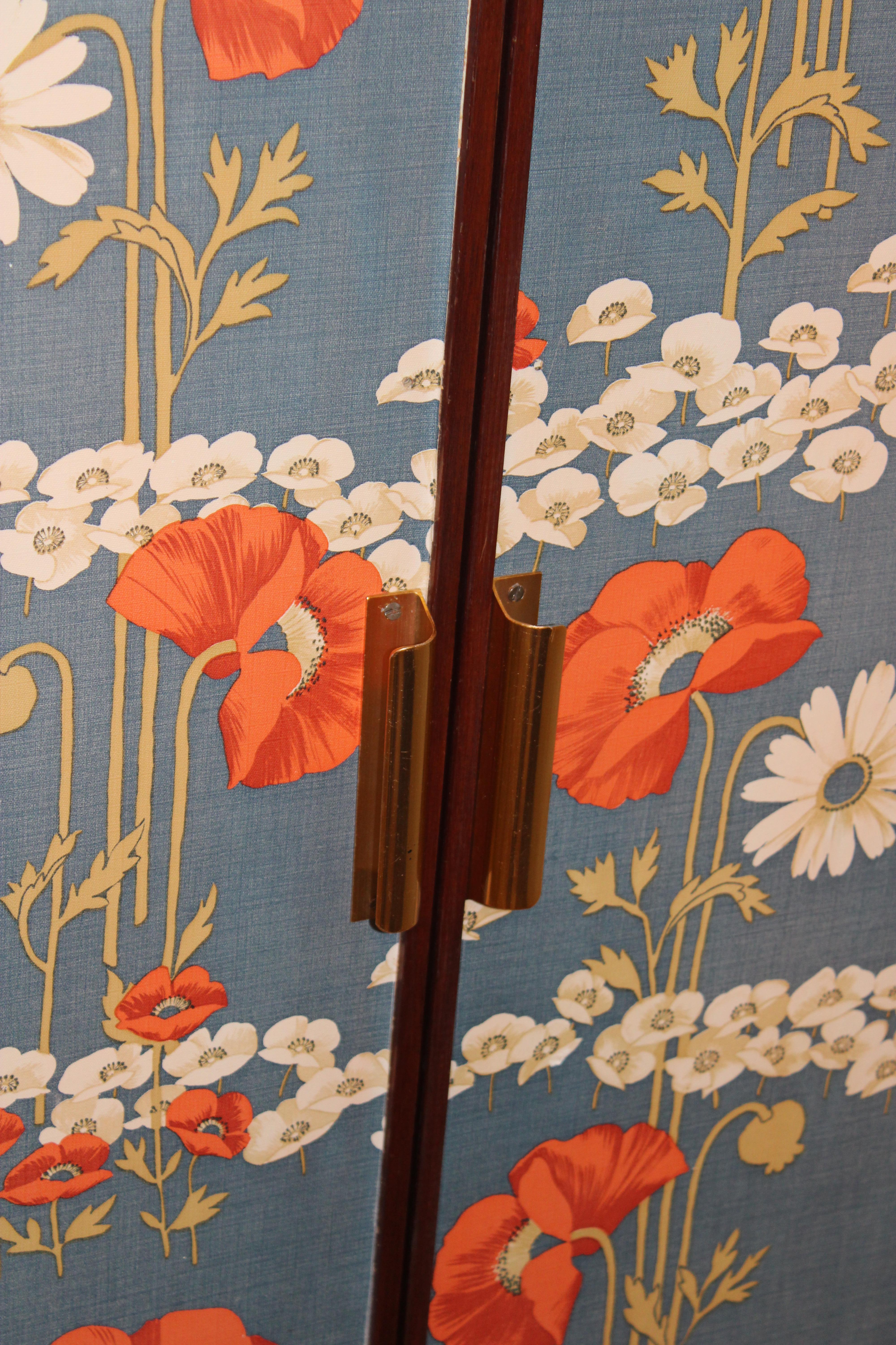 Mid-Century Modern Armoire à papier florale Pieds en laiton Italie années 1960 Gain de place en laque bleue en vente