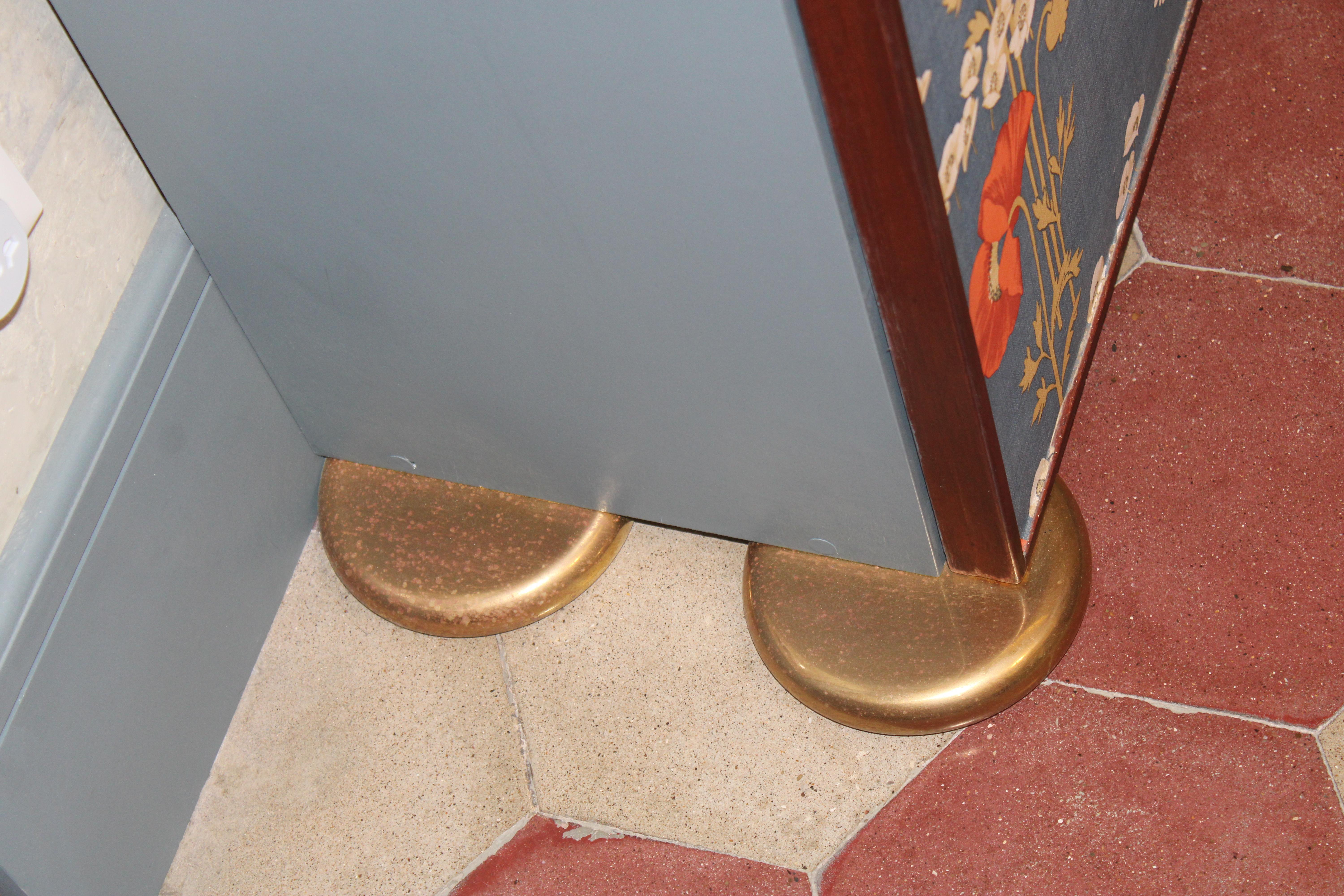 Italian Armoire à papier florale Pieds en laiton Italie années 1960 Gain de place en laque bleue en vente