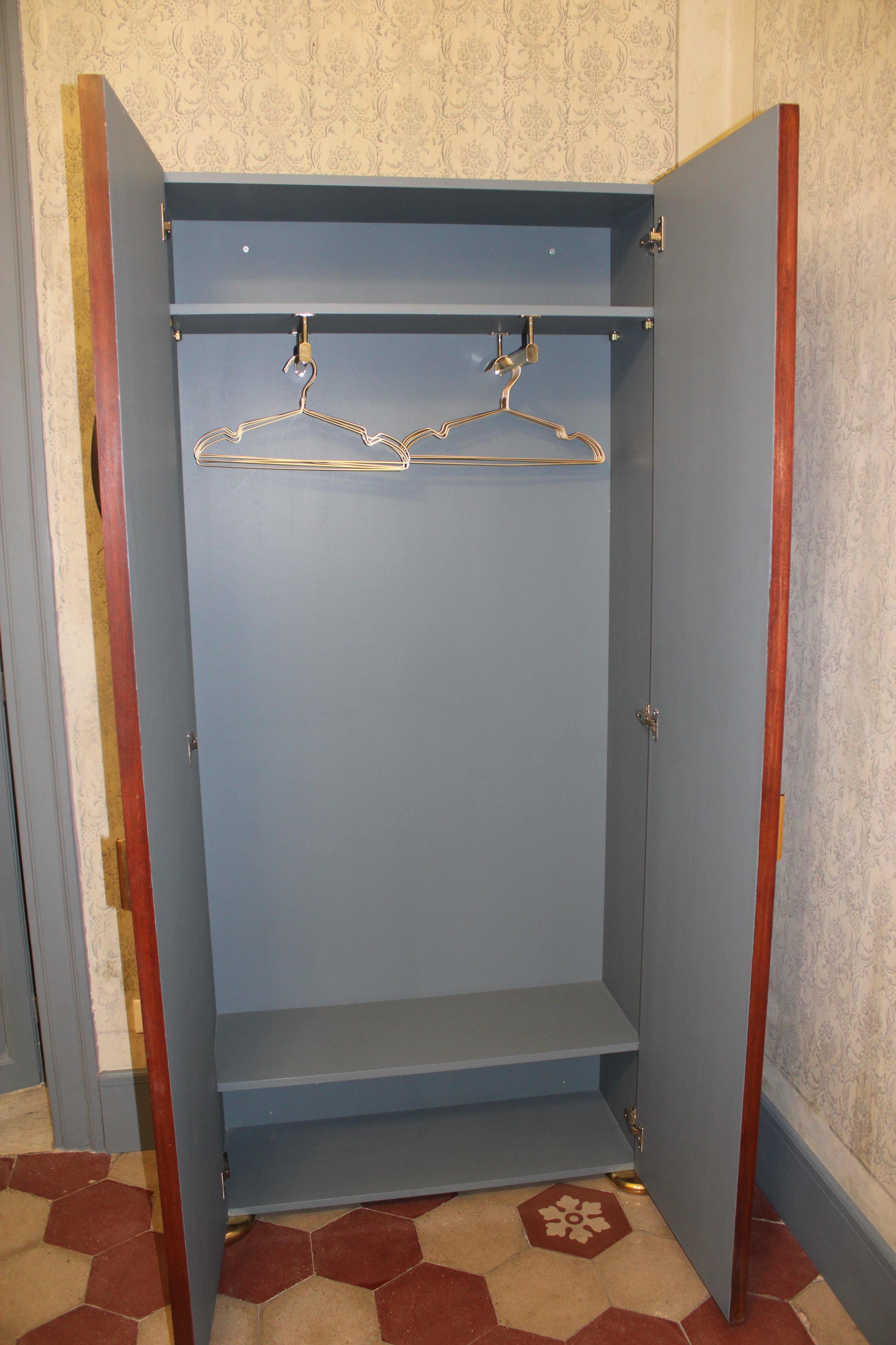 Armoire à papier florale Pieds en laiton Italie années 1960 Gain de place en laque bleue Bon état - En vente à Palermo, Sicily