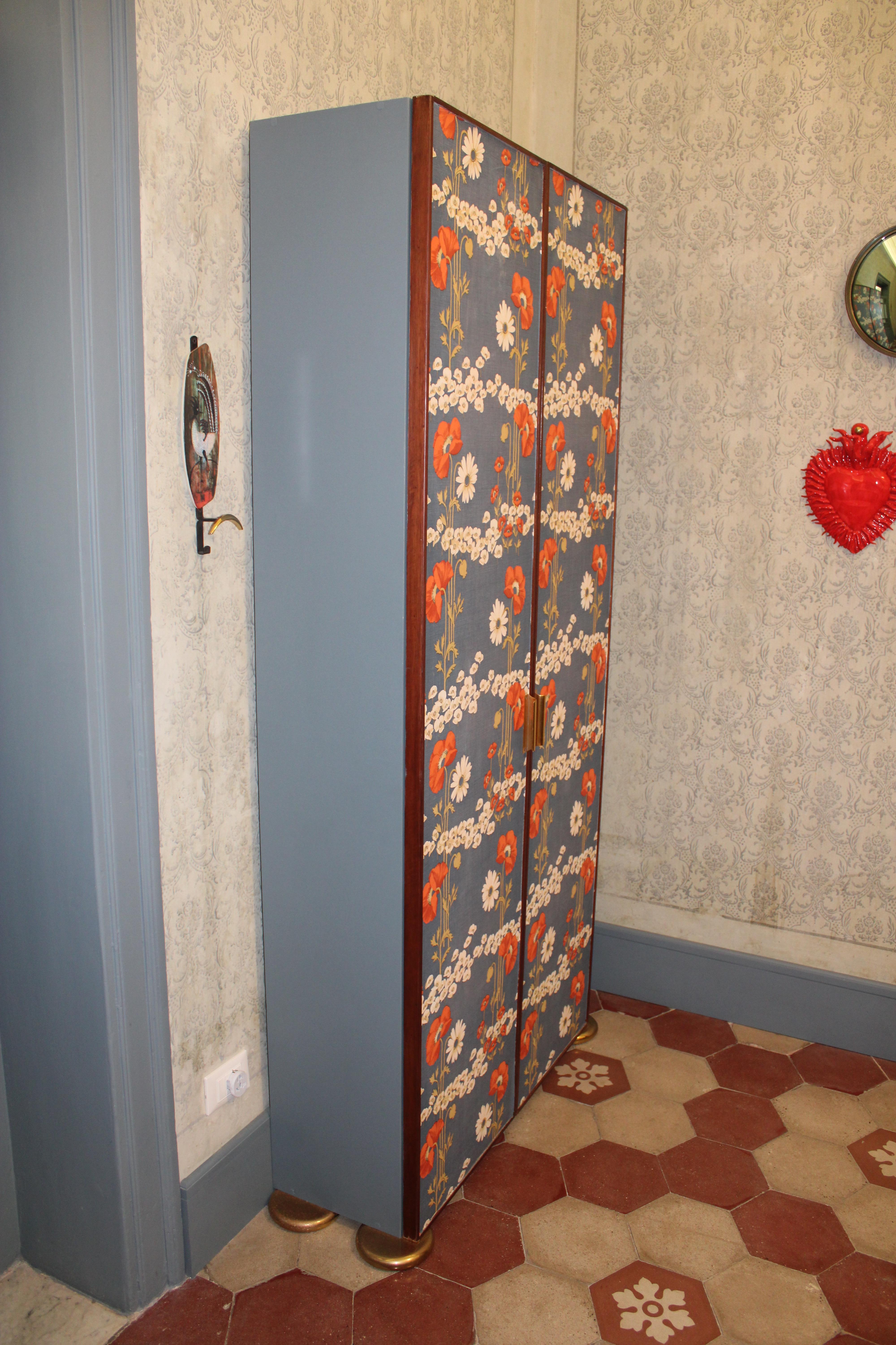 Mid-20th Century Armoire à papier florale Pieds en laiton Italie années 1960 Gain de place en laque bleue en vente