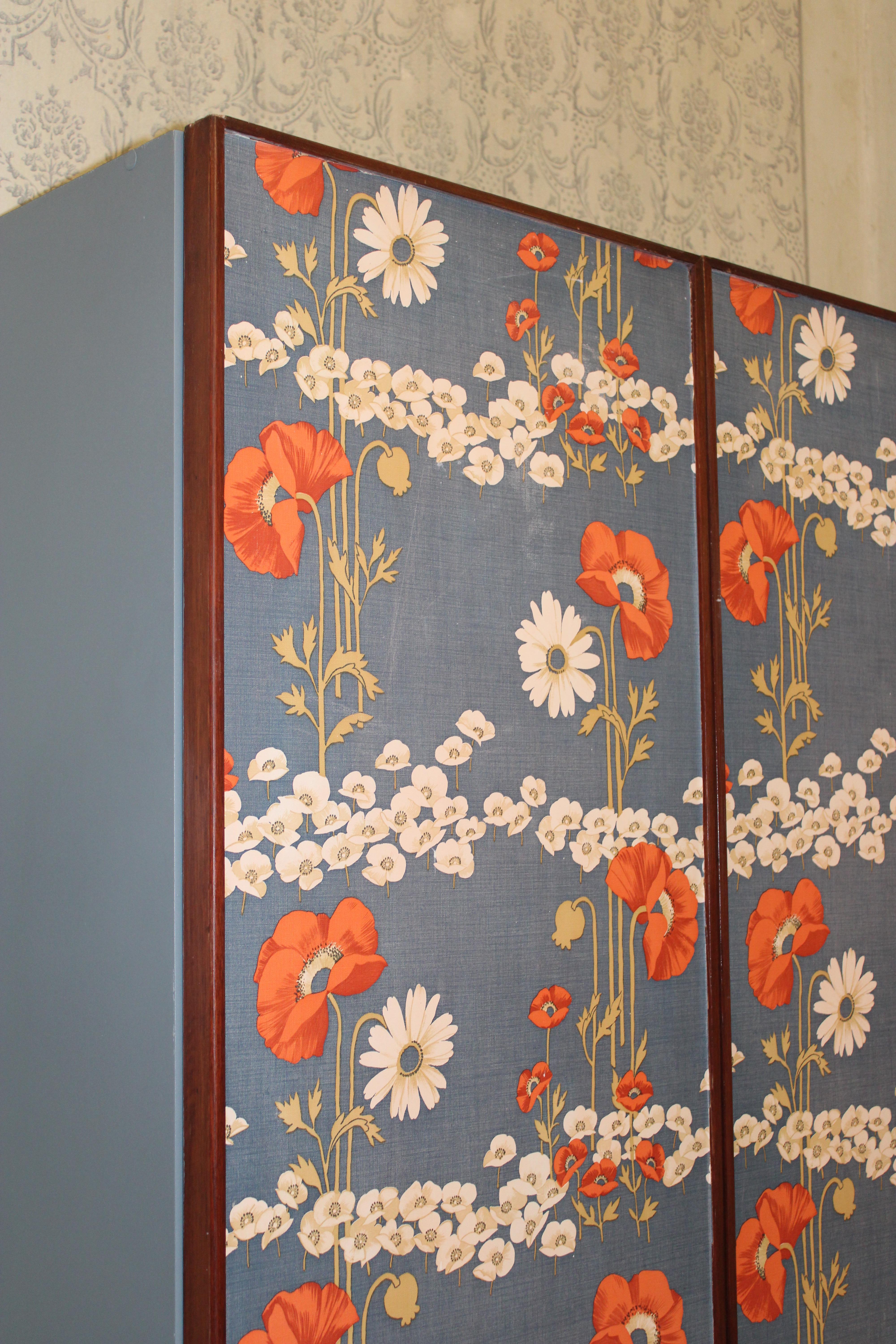 Laiton Armoire à papier florale Pieds en laiton Italie années 1960 Gain de place en laque bleue en vente