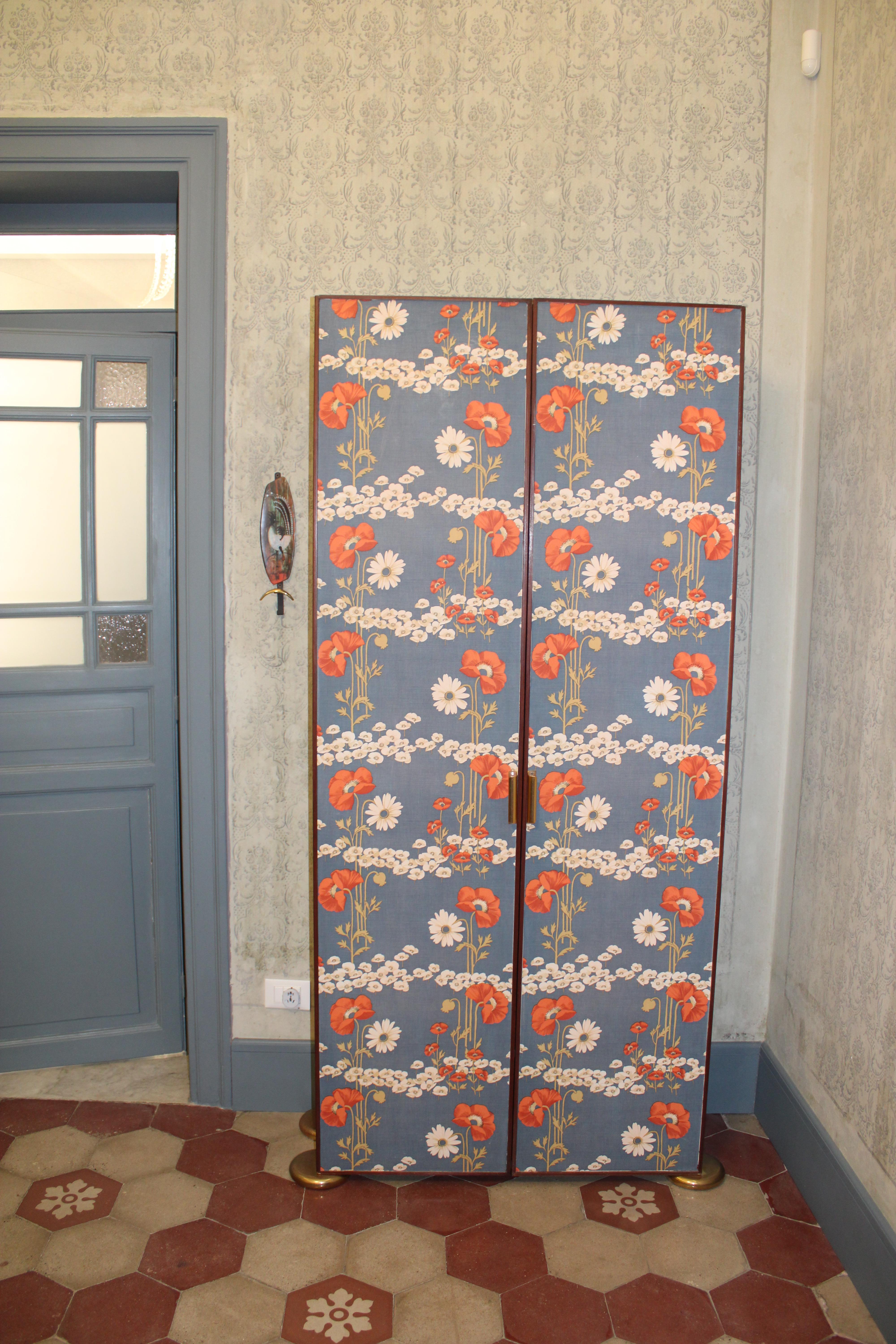 Armoire à papier florale Pieds en laiton Italie années 1960 Gain de place en laque bleue en vente 1