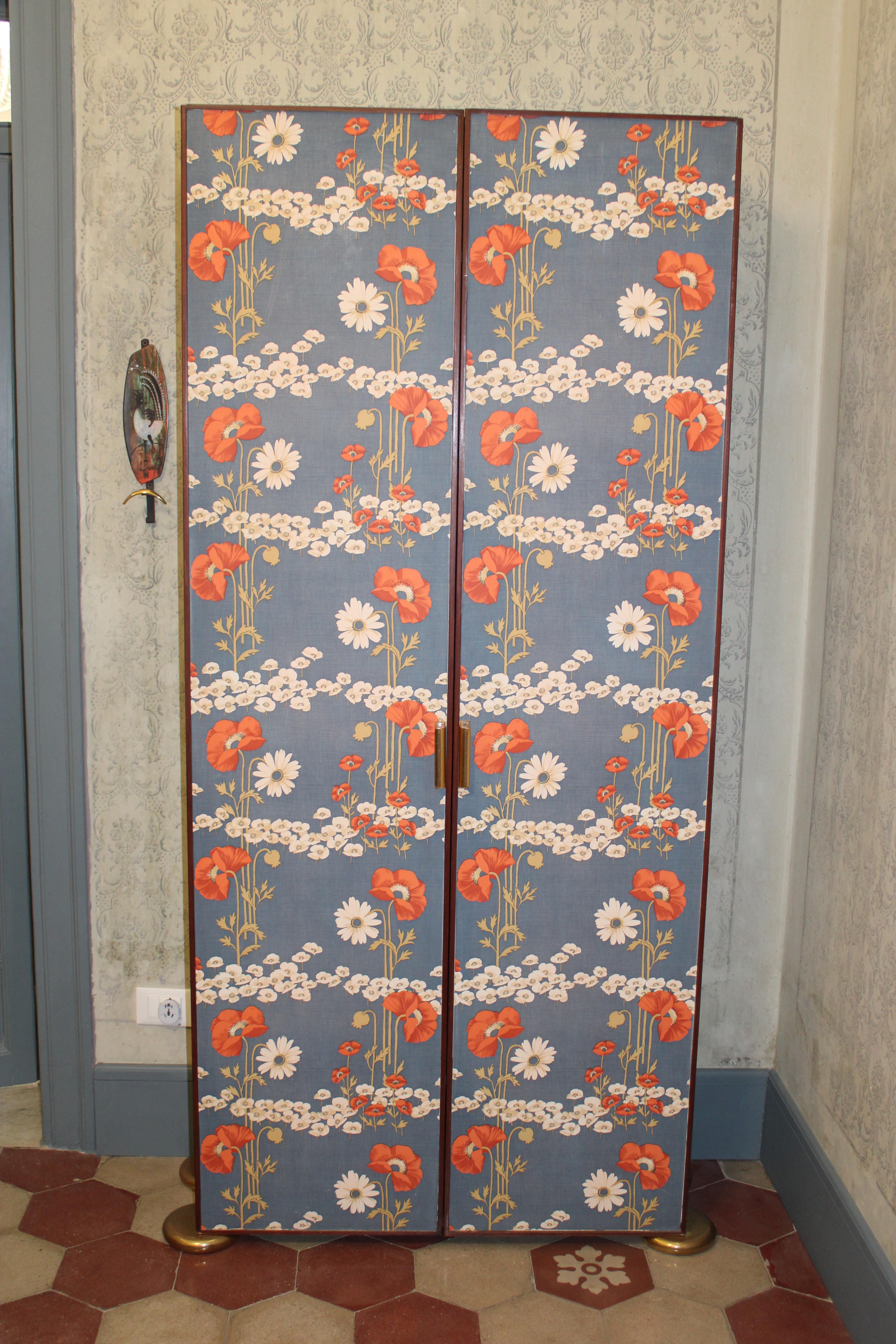 Armoire à papier florale Pieds en laiton Italie années 1960 Gain de place en laque bleue en vente 2