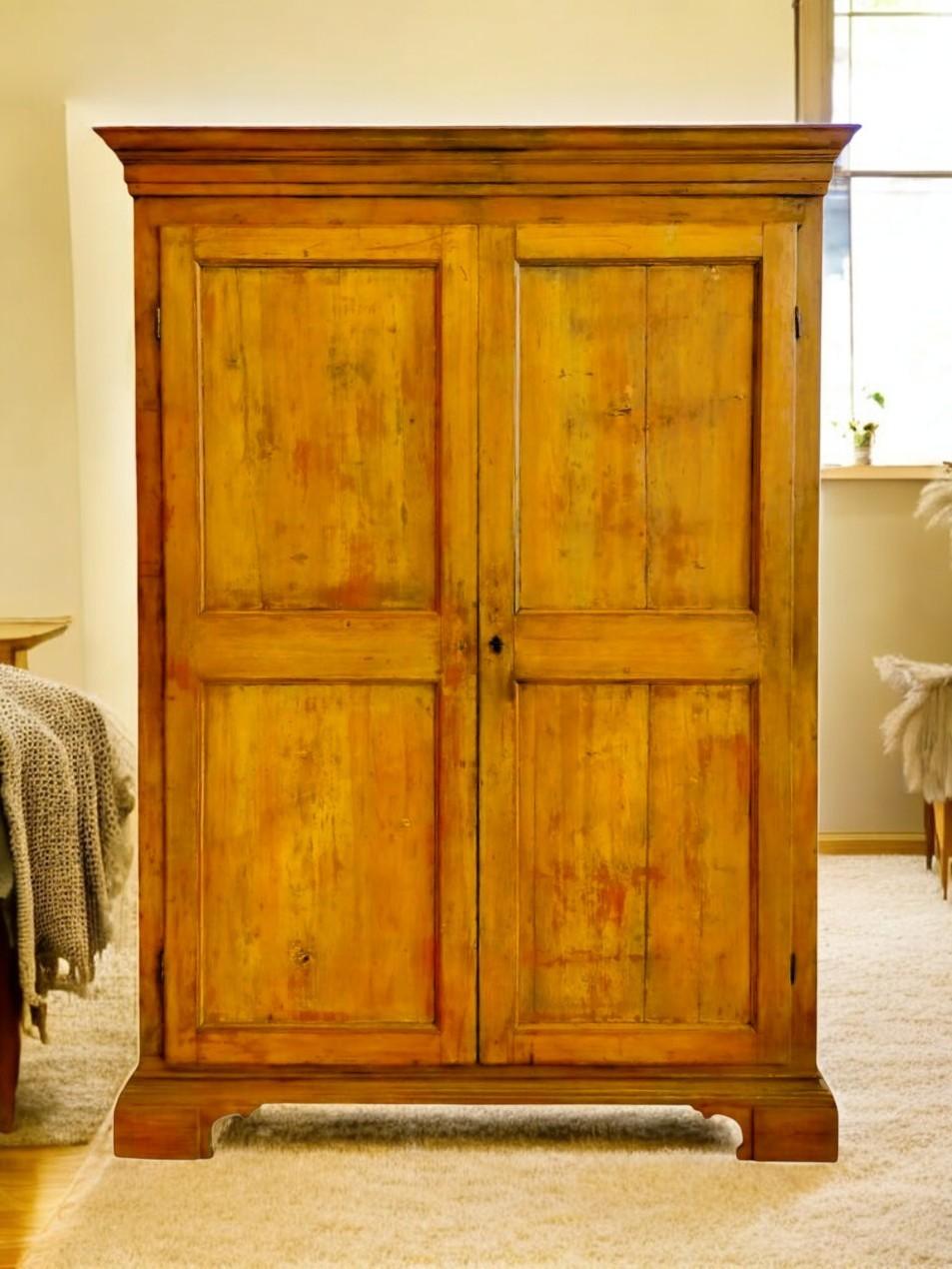 Lackierter Louis-XVI-Schrank (Ende 1700, Anfang 1800)
Schrank Marche aus ockergelb lackiertem Tannenholz, verwendbar als Garderobe oder großes Sideboard. 
Guter Zustand, muss nur gewartet werden.
Abmessungen: B. cm 162 - T. cm 60,5 - H. cm 232
