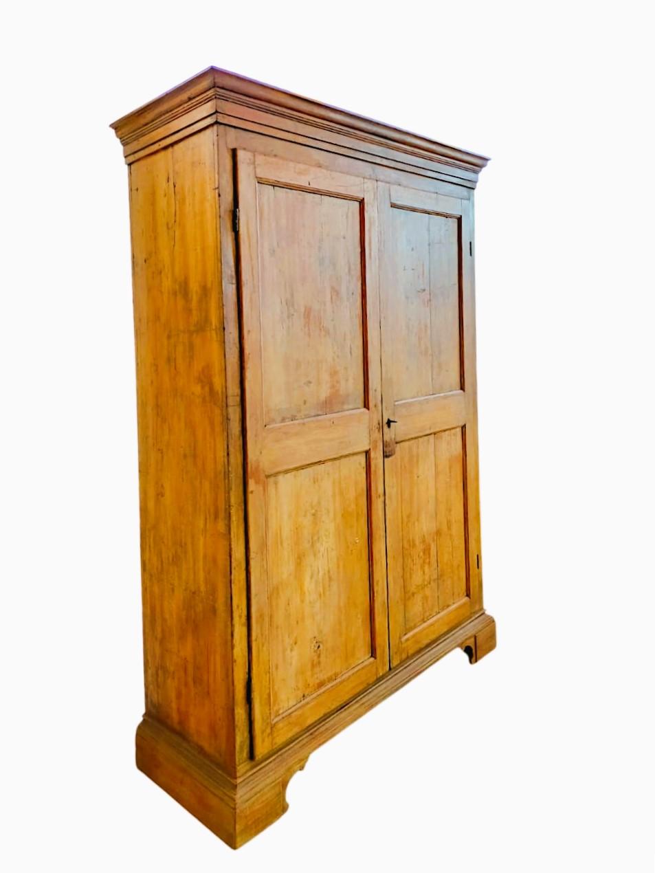 Lackierter Louis XVI-Schrank Schrank  18. Jahrhundert (18th Century) im Angebot