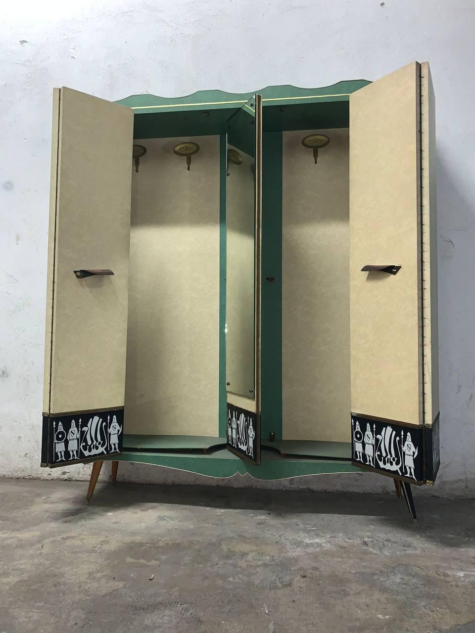 Mid-Century Modern Armoire avec miroir par Umberto Mascagni, Italie médiévale années 1950 en vente