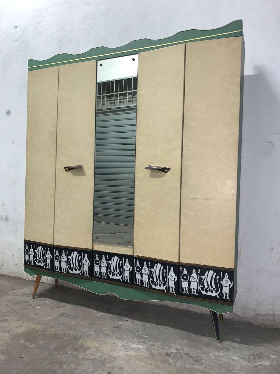 Italian Armoire avec miroir par Umberto Mascagni, Italie médiévale années 1950 en vente