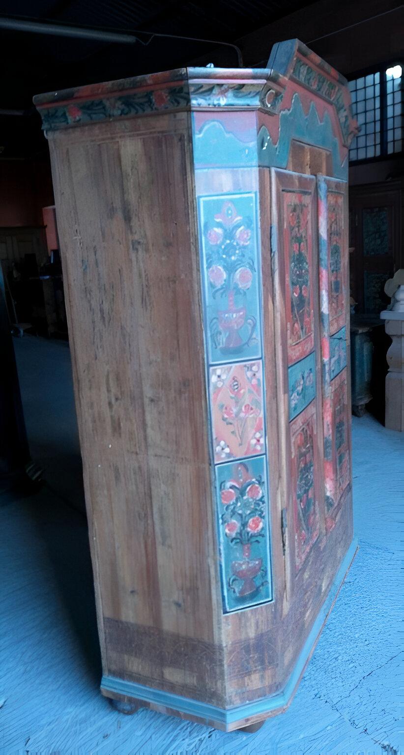 Italian Decorated closet from the early 1800s For Sale